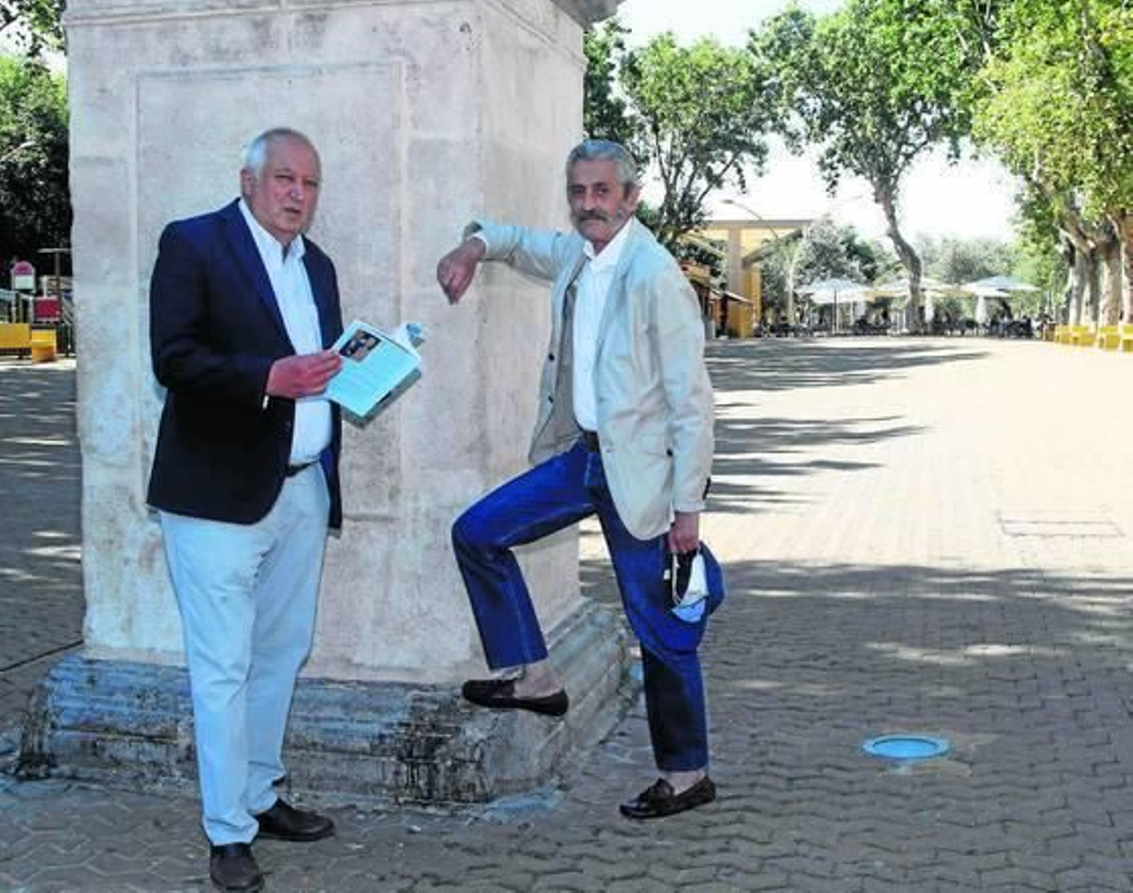 Juan Luis Aguado (derecha), en la Alameda, su barrio, con Pedro Ignacio Martínez,autor del libro sobre su obra y su vida.