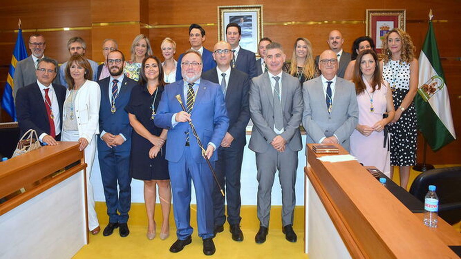 Joaquín Villanova, con el resto de sus concejales, en el Pleno de constitución del Ayuntamiento.