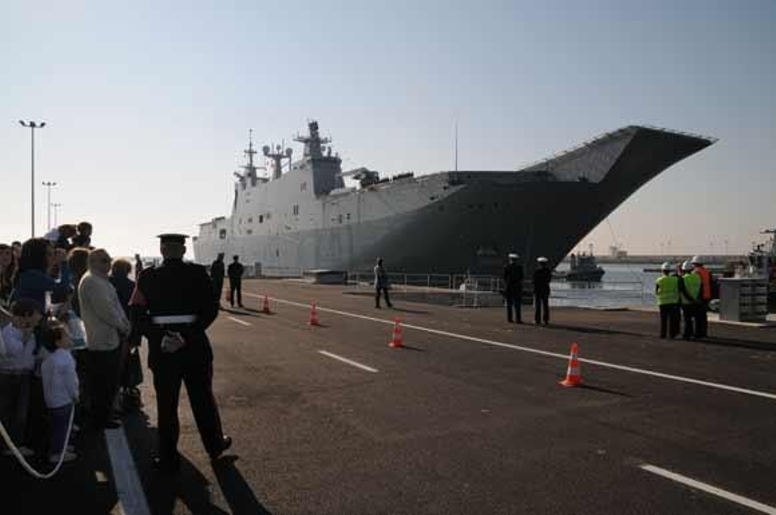 El 'Juan Carlos I', el mayor barco de guerra de la historia de la Armada Española, ya está atracado en la Base de Rota

Foto: Javier Gonzalez