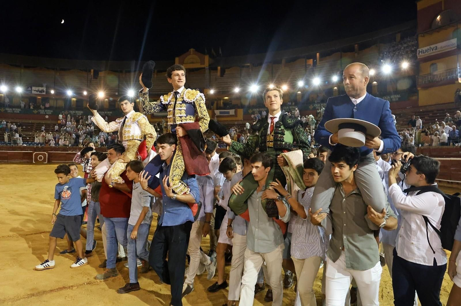 Zulueta, que marcó el techo artístico del festejo, salió a hombros en unión de González, Tirado y el mayoral de la ganadería.