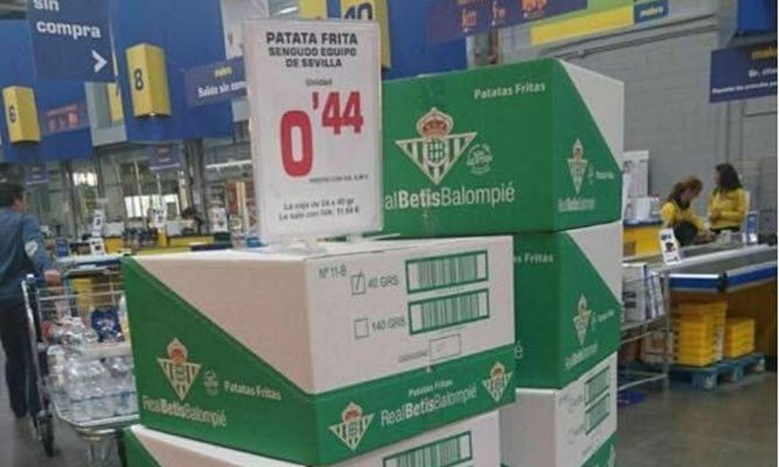 El rótulo, sobre las cajas de patatas del Betis.