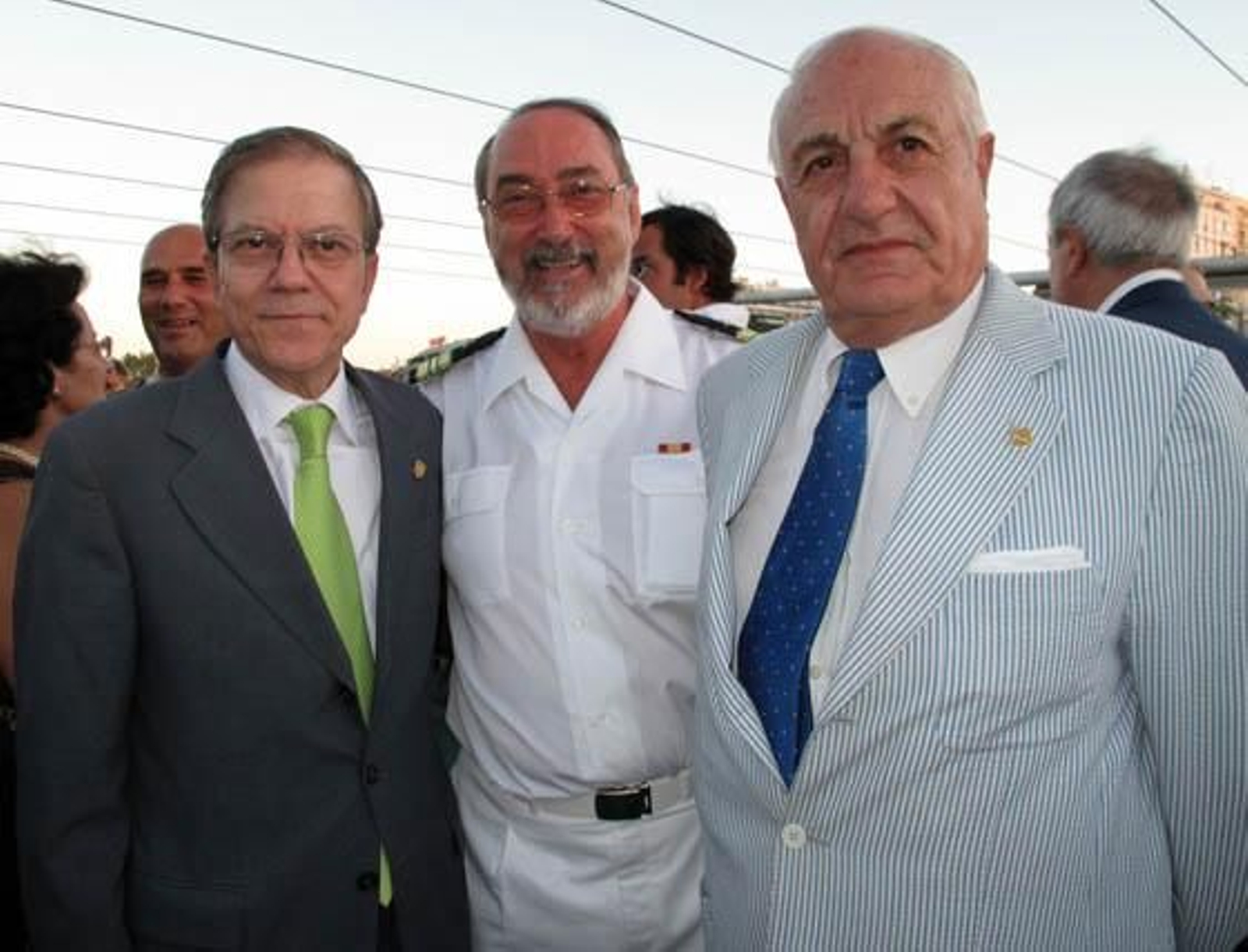 Alberto Máximo Pérez Calero, presidente del Ateneo de Sevilla, el comandante de la Armada José María Aguiar y Juan Ramón Guillén, presidente de Acesur.

Foto: Victoria Ramírez