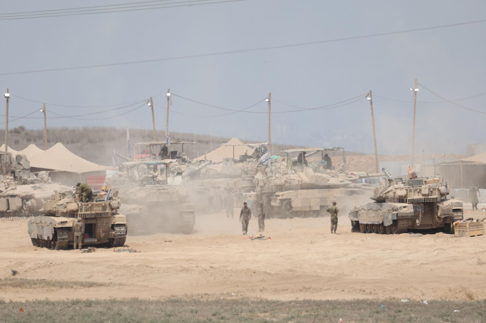Vehóculos armados israelíes patrullan cerca de la fronterz con Gaza.