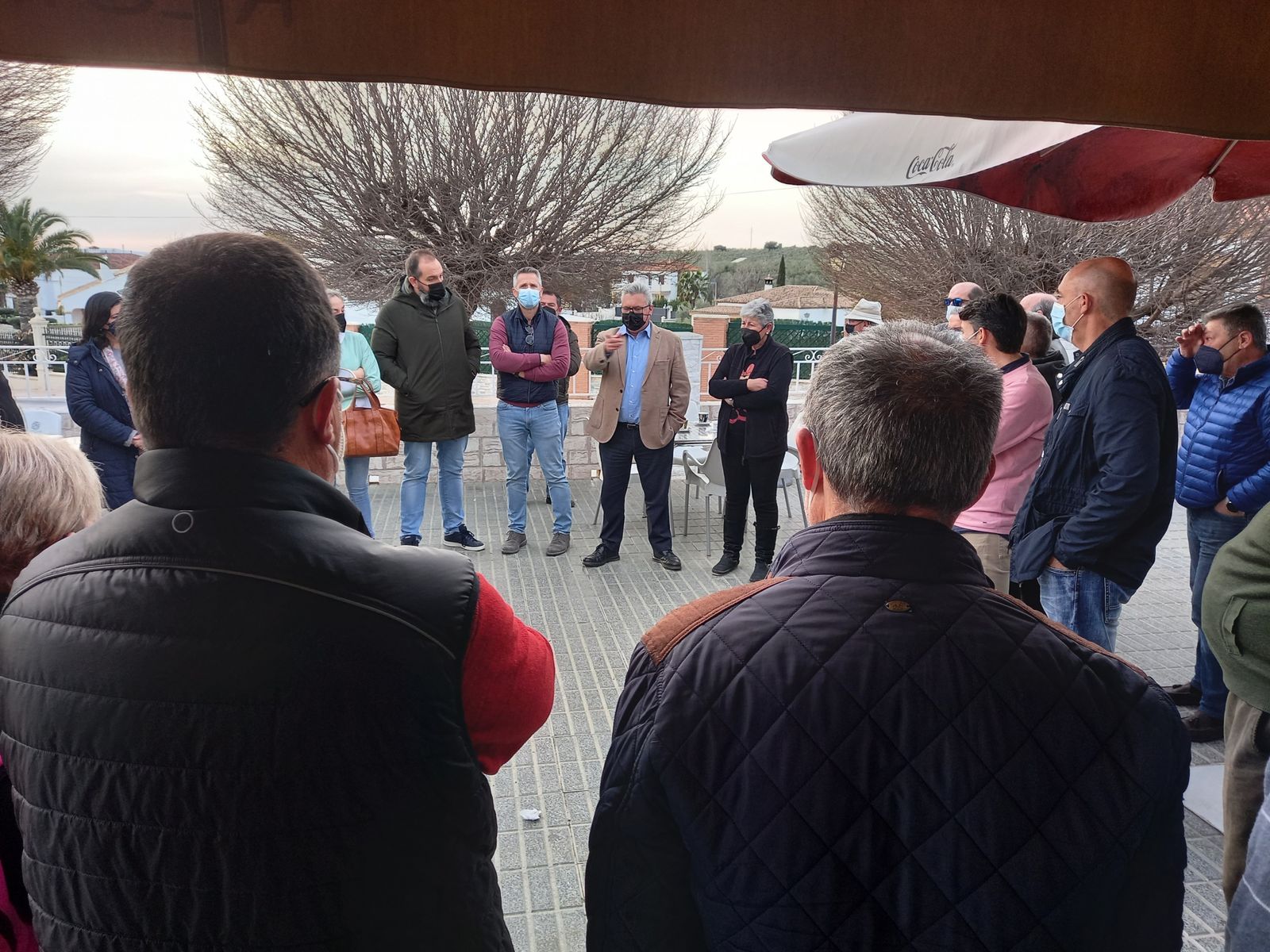 El alcalde de Puente Genil, reunido con los vecinos.