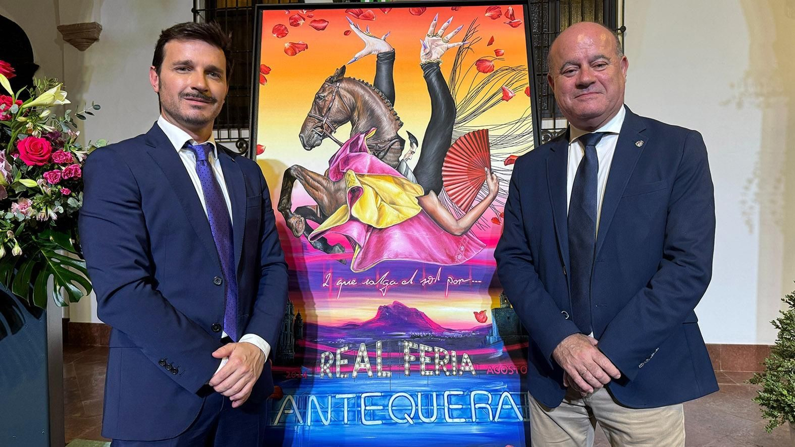 El autor del cartel junto a su obra y el alcalde de Antequera. El autor del cartel junto a su obra y el alcalde de Antequera.