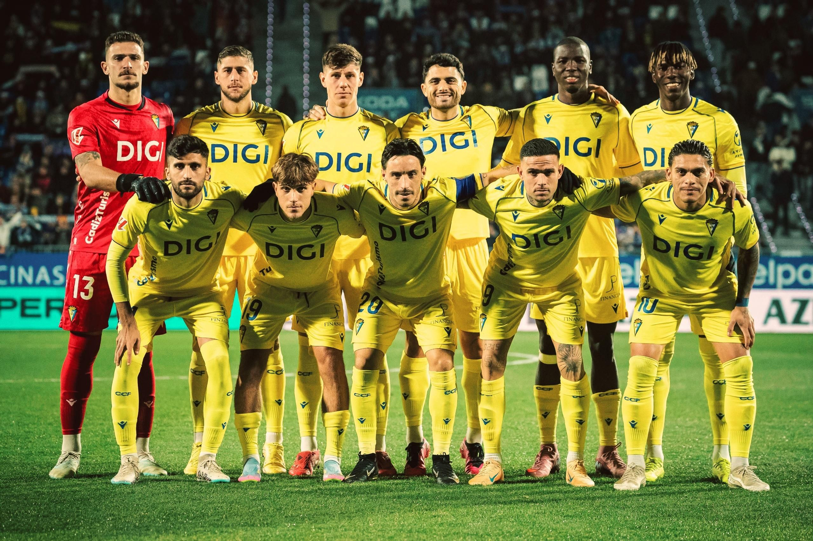 Formación inicial del Cádiz en el Ibercaja Estadio.