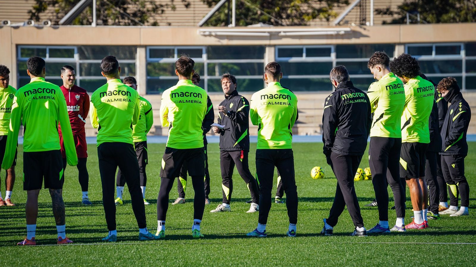 Los jugadores del conjunto rojiblanco durante la charla tecnica de Rubi en un entrenamiento de la semana.