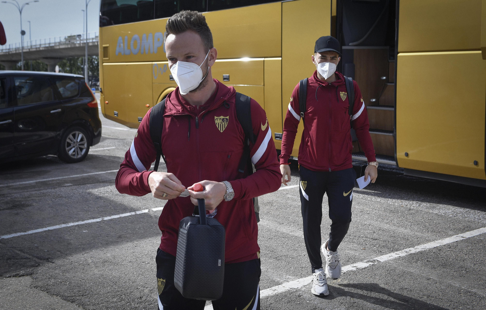 Rakitic, que regresa al que fue su hogar en siete temporadas, junto a Munir, rumbo a Barcelona.