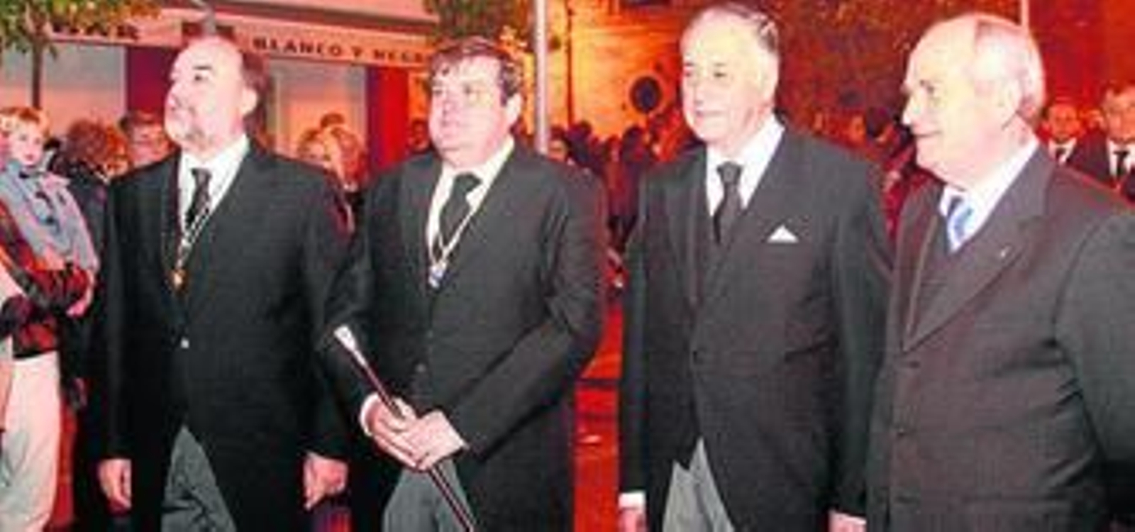 El alcalde de la ciudad, flanqueado por dos maceros.