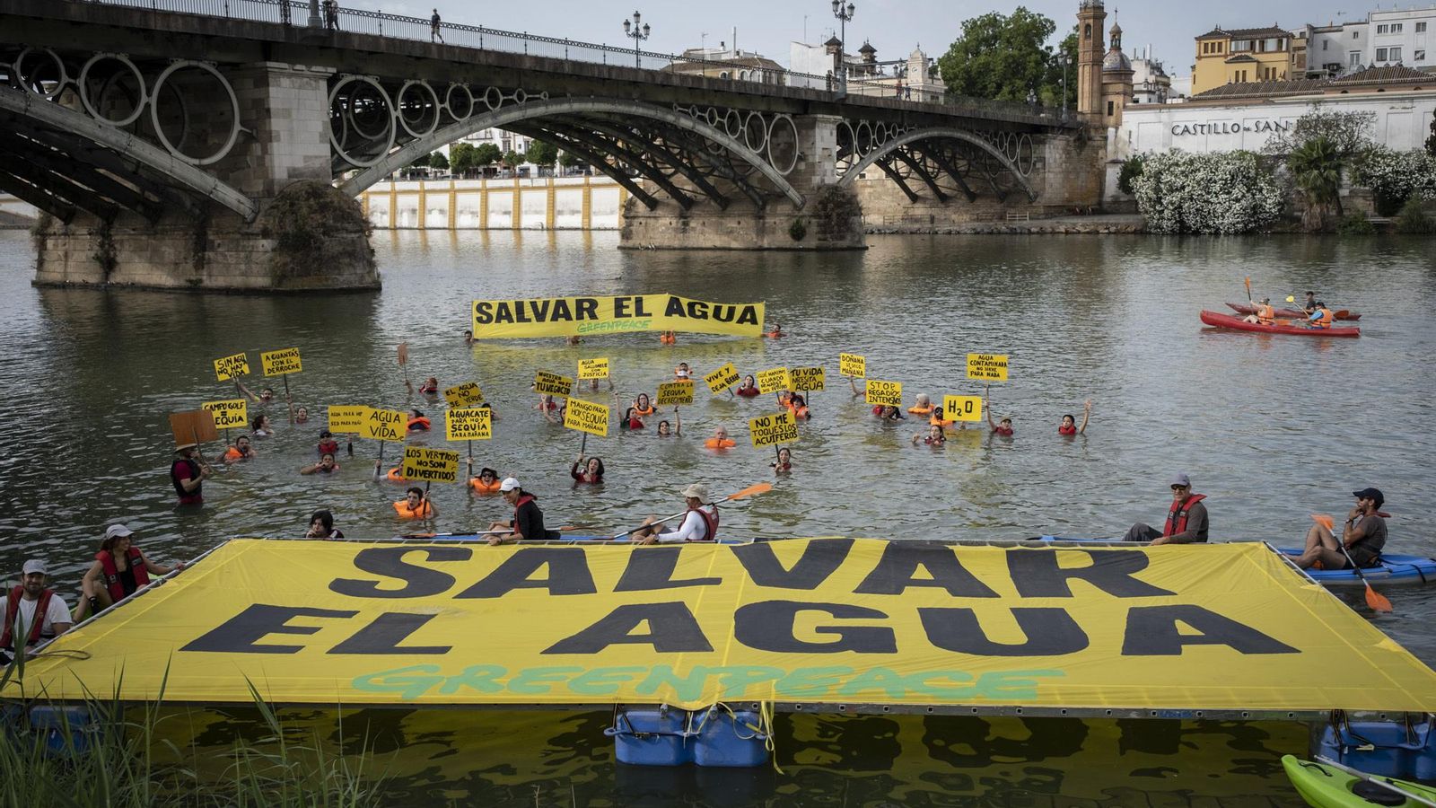 Vista de la manifestación desde una orilla de la dársena.