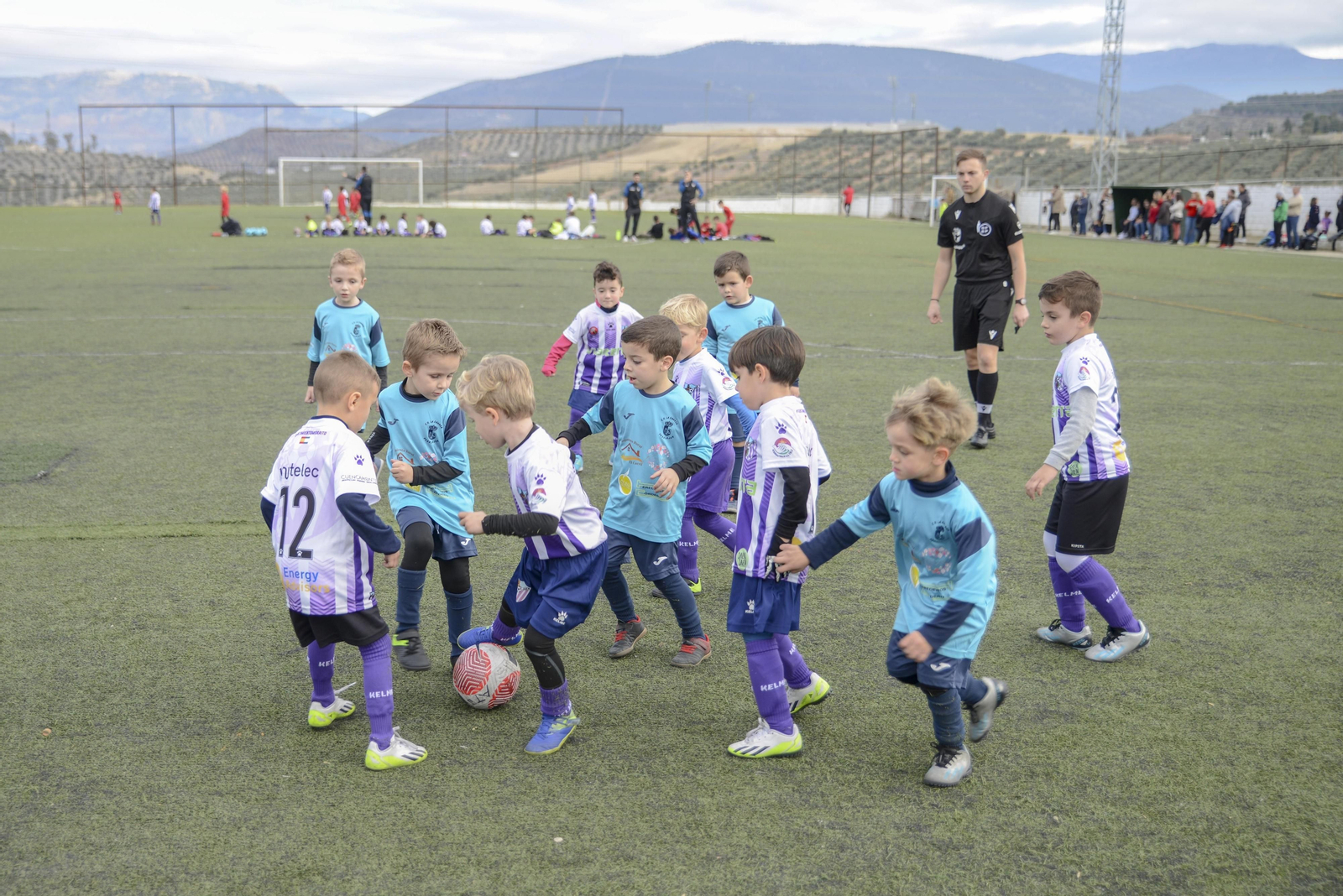 Más de 600 niños jiennenses juegan al fútbol para donar alimentos y juguetes en Navidad