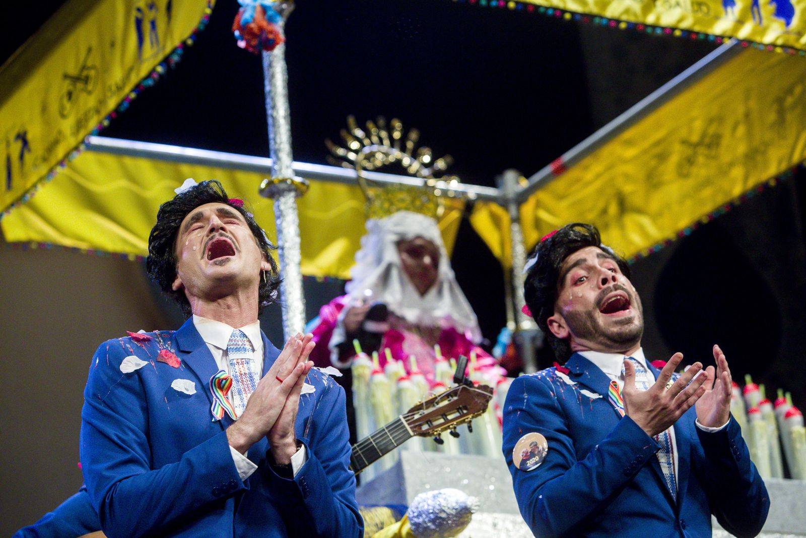 Chirigota Aquí estamos de paso.