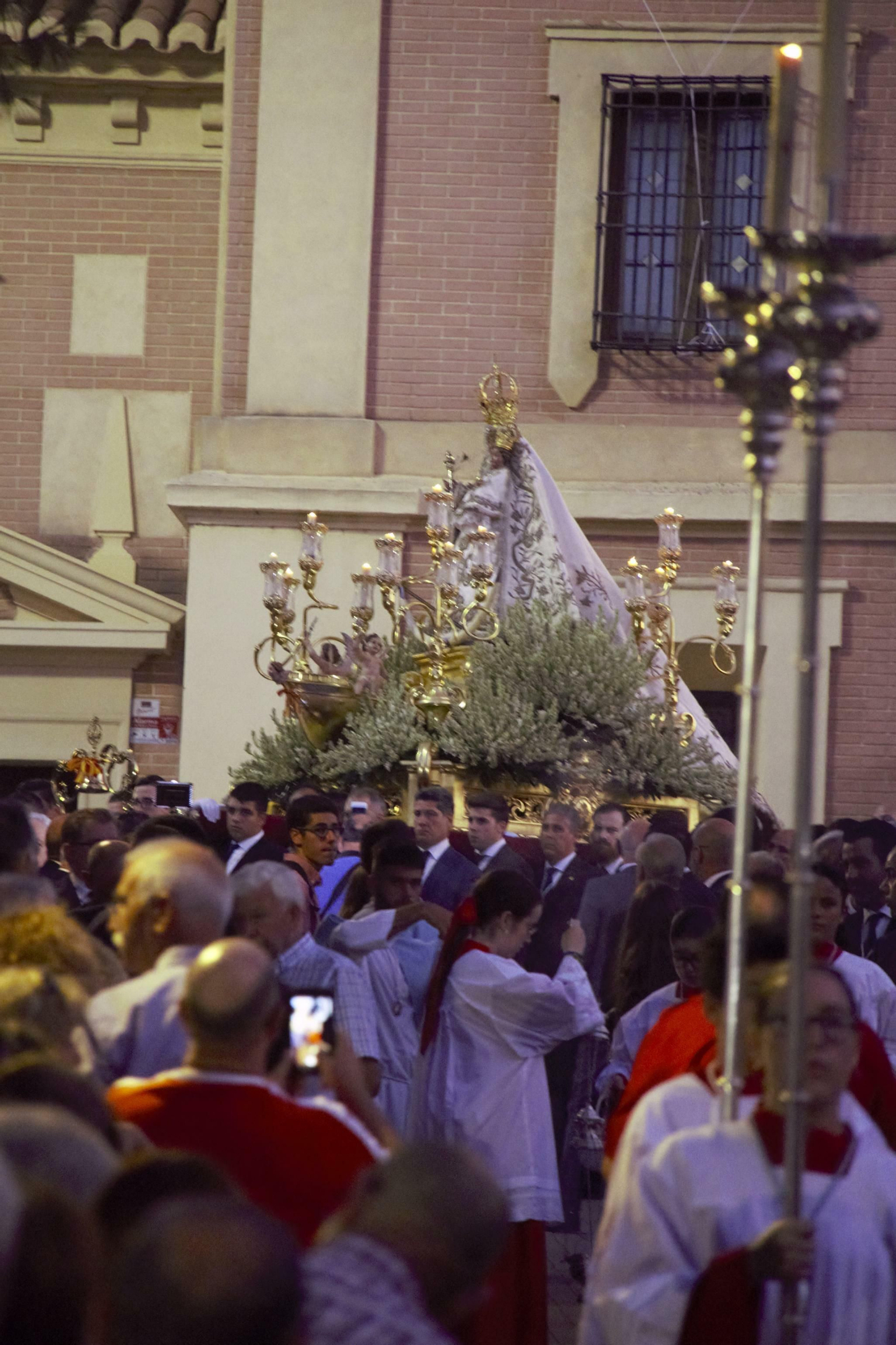 Devotos de Nuestra Señora la Virgen de la Cabeza Coronada procesionan.