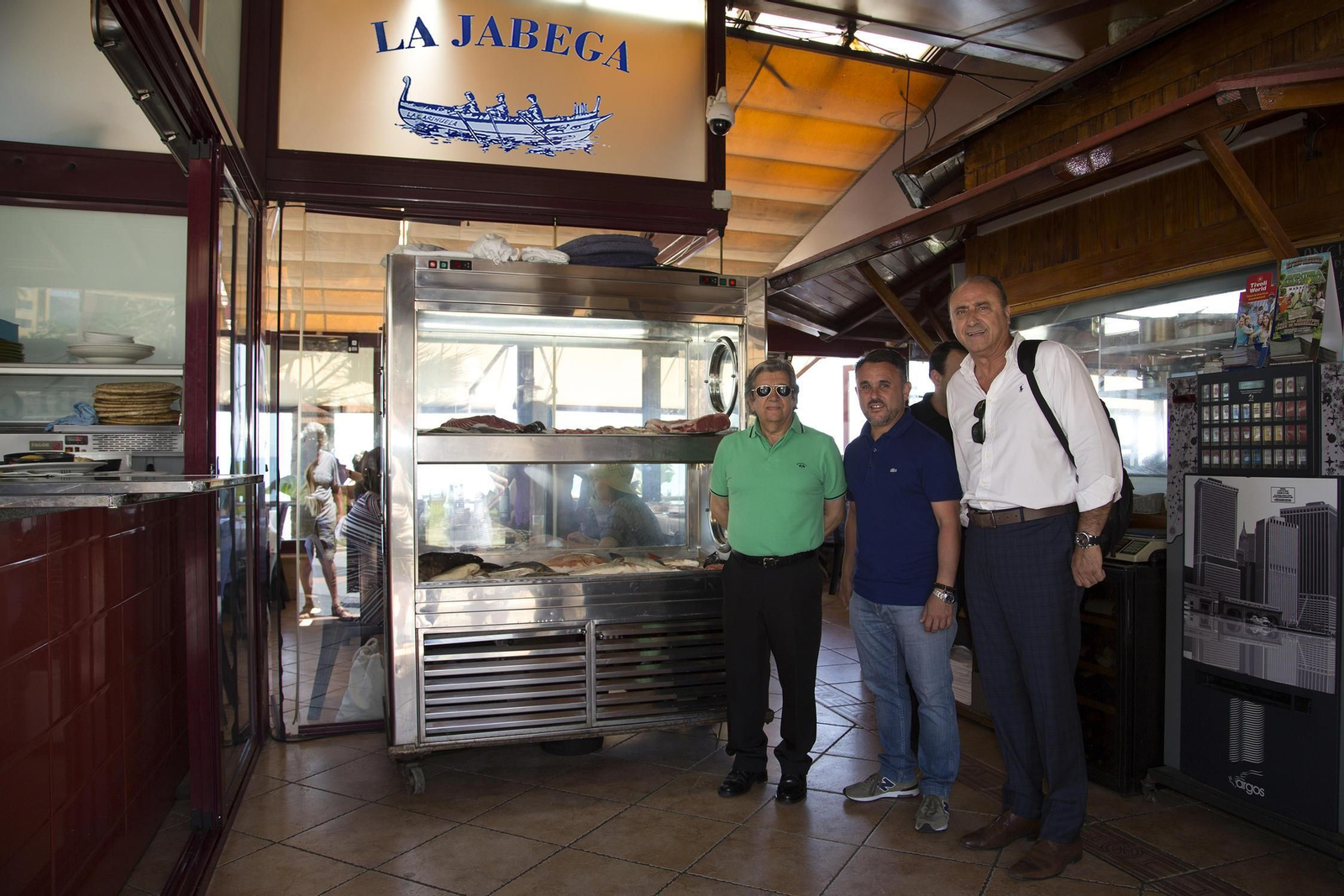 Junto a Fernando Márquez, hijo  del fundador de La Jábega y  actual coordinador de este emblemático chiringuito.