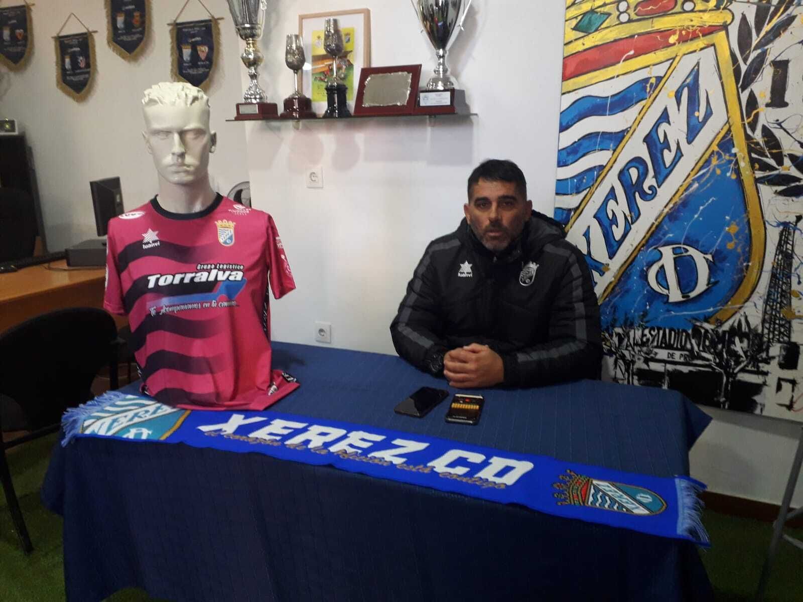 Fajardo, técnico azulino, respira más tranquilo después de que el club haya pagado octubre.