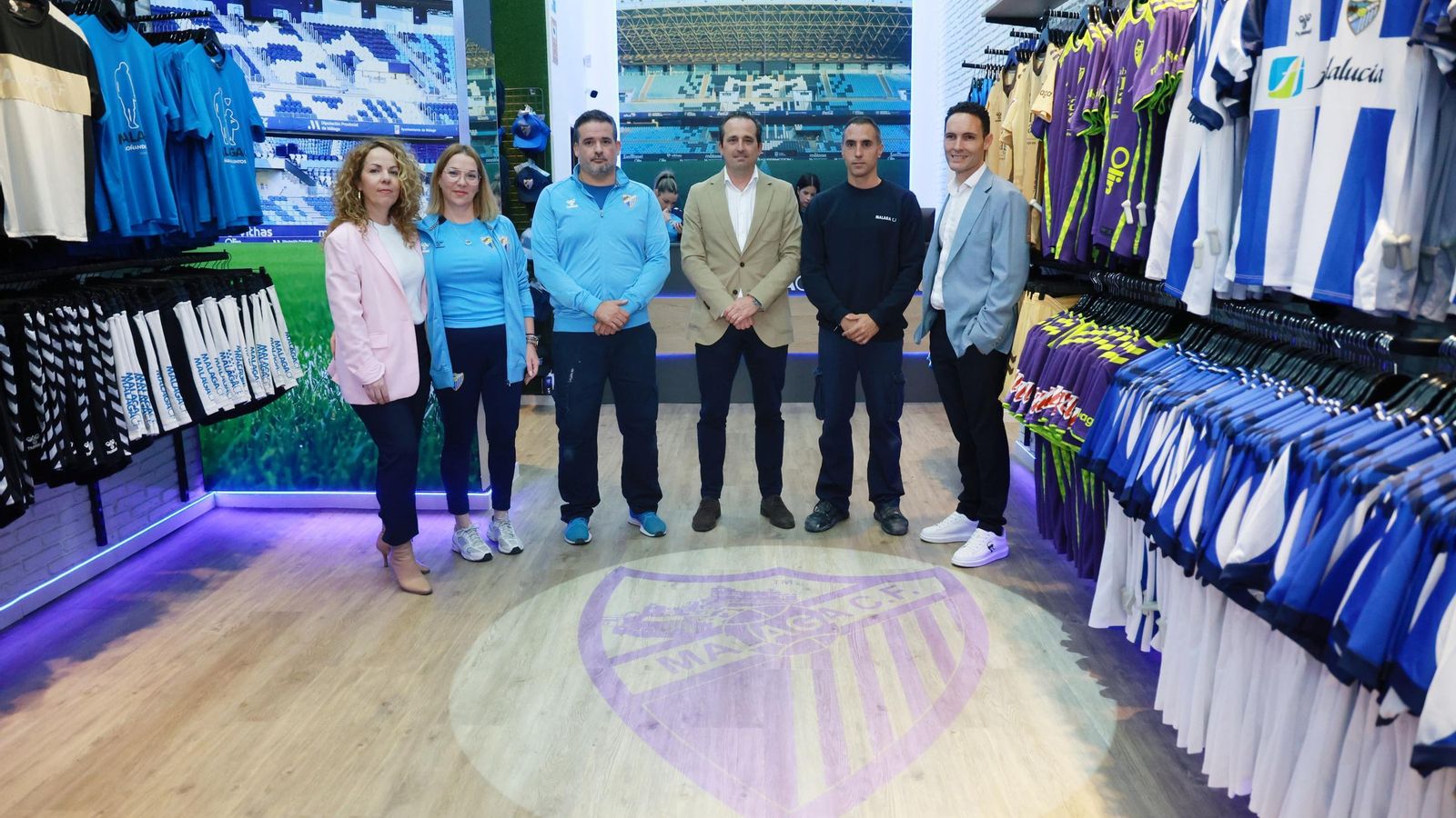 La tienda del Málaga CF en Calle Larios, en fotos