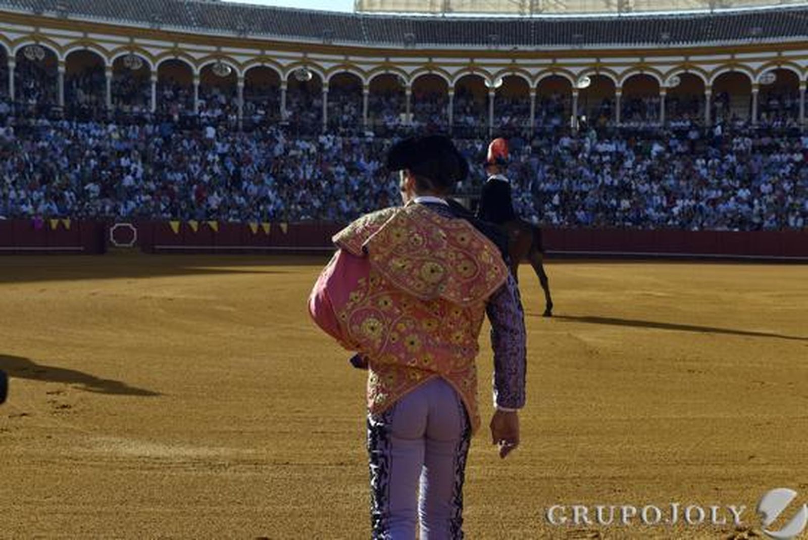 Morante de la Puebla en el primer toro./ Juan Carlos Vázquez
