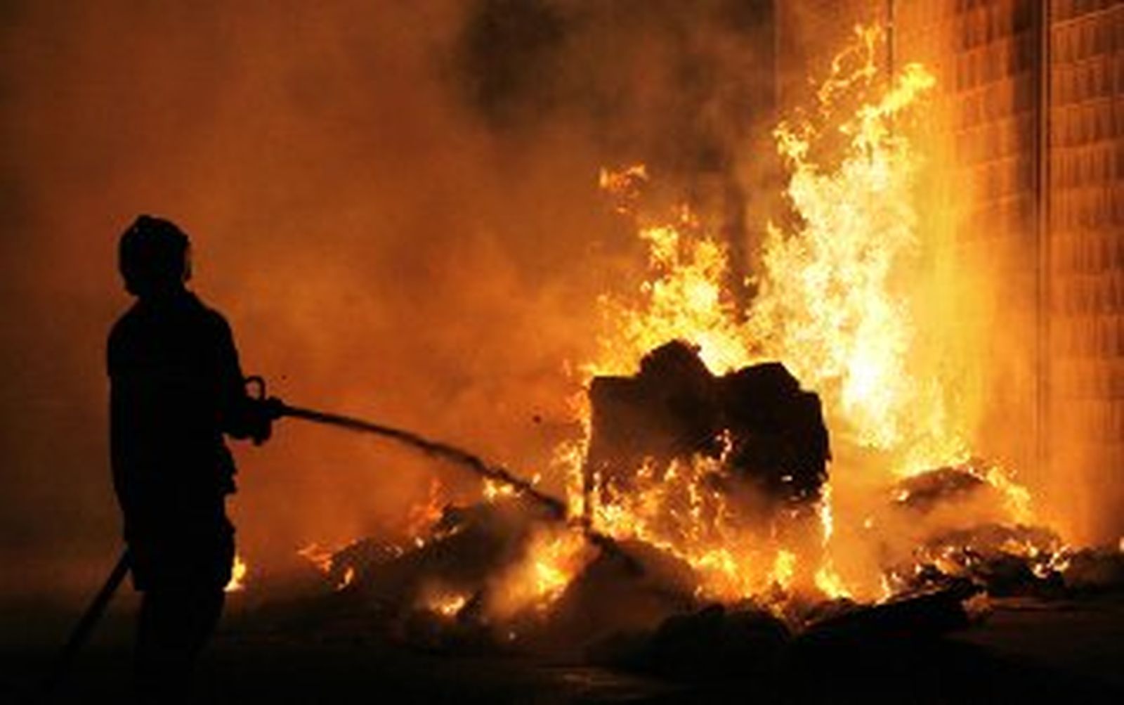 La ciudad sigue ardiendo