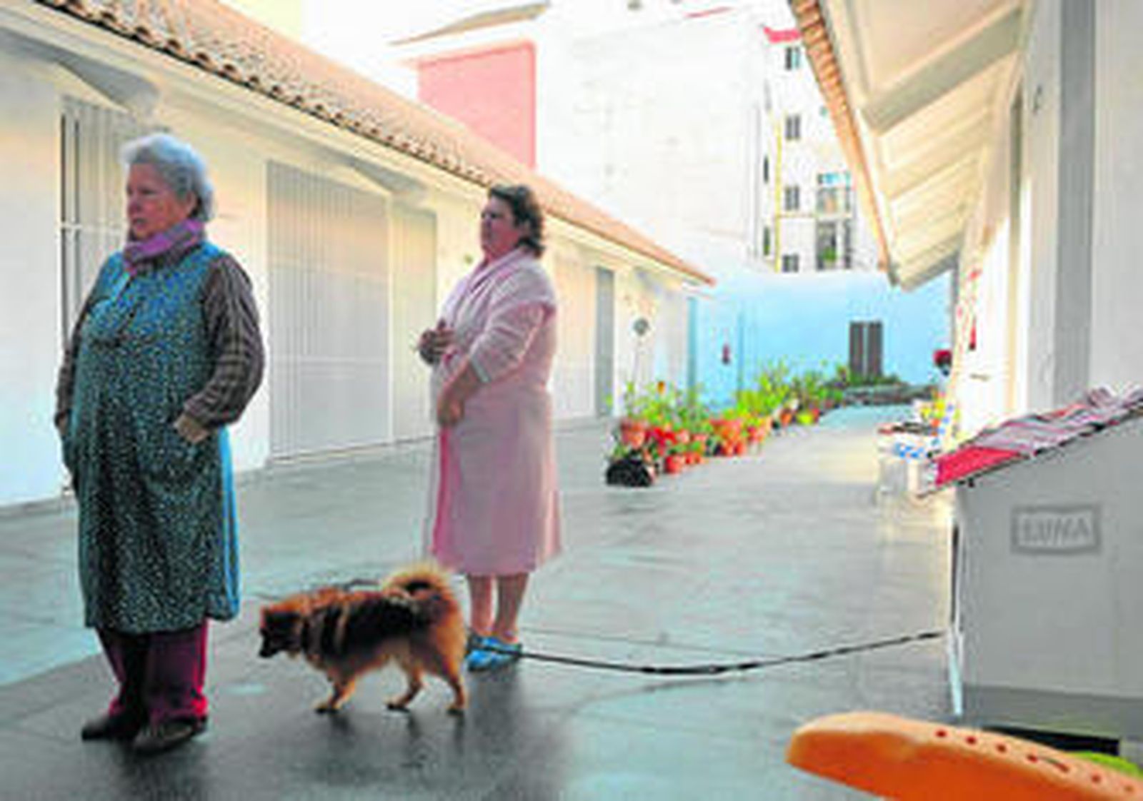 Vecinas del corral de la Encarnación, en Triana, que se abrió el pasado verano para acoger a residentes con escasos recursos económicos.