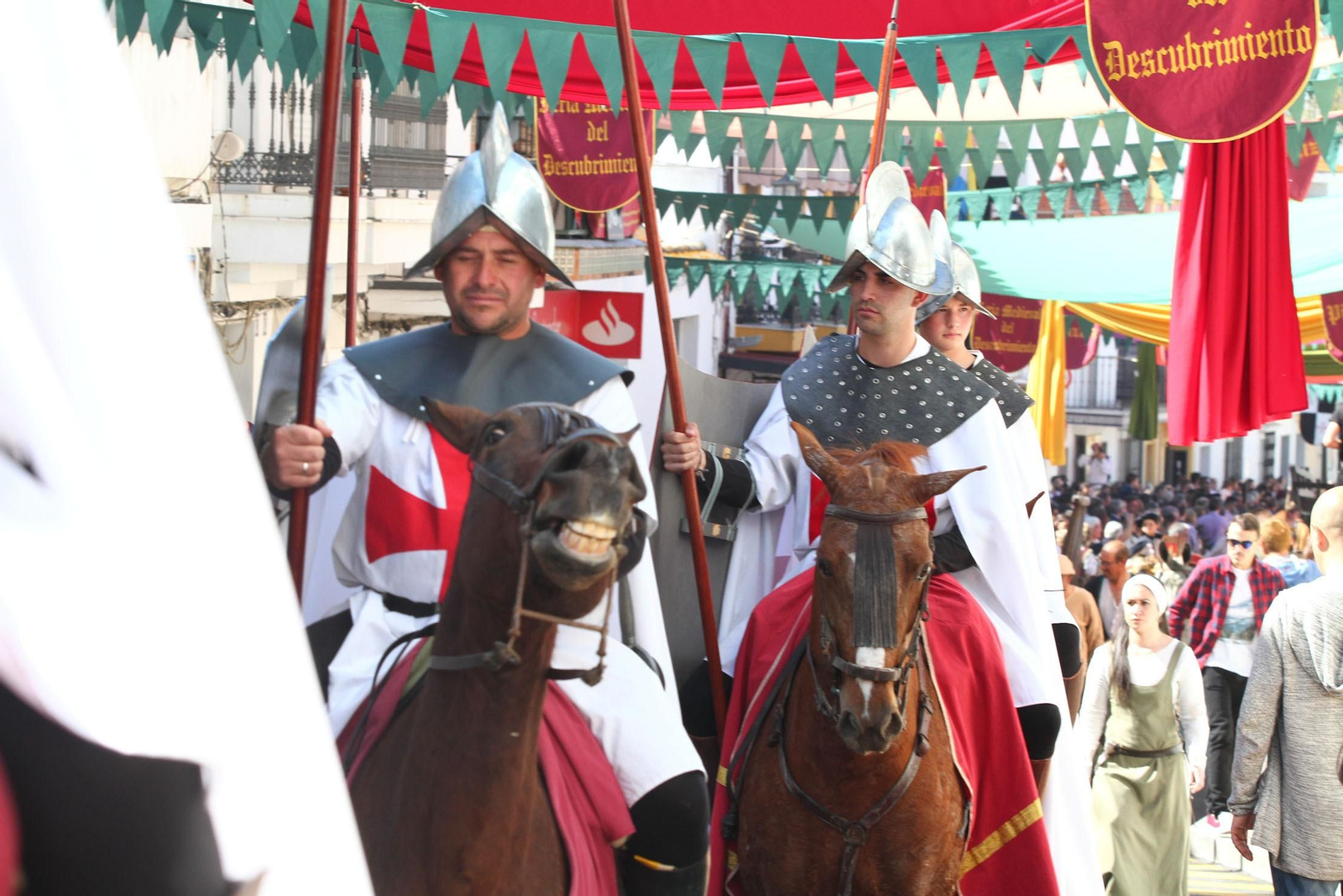 Imágenes del desfile de la XIX Feria Medieval del Descubrimiento, en Palos de la Frontera
