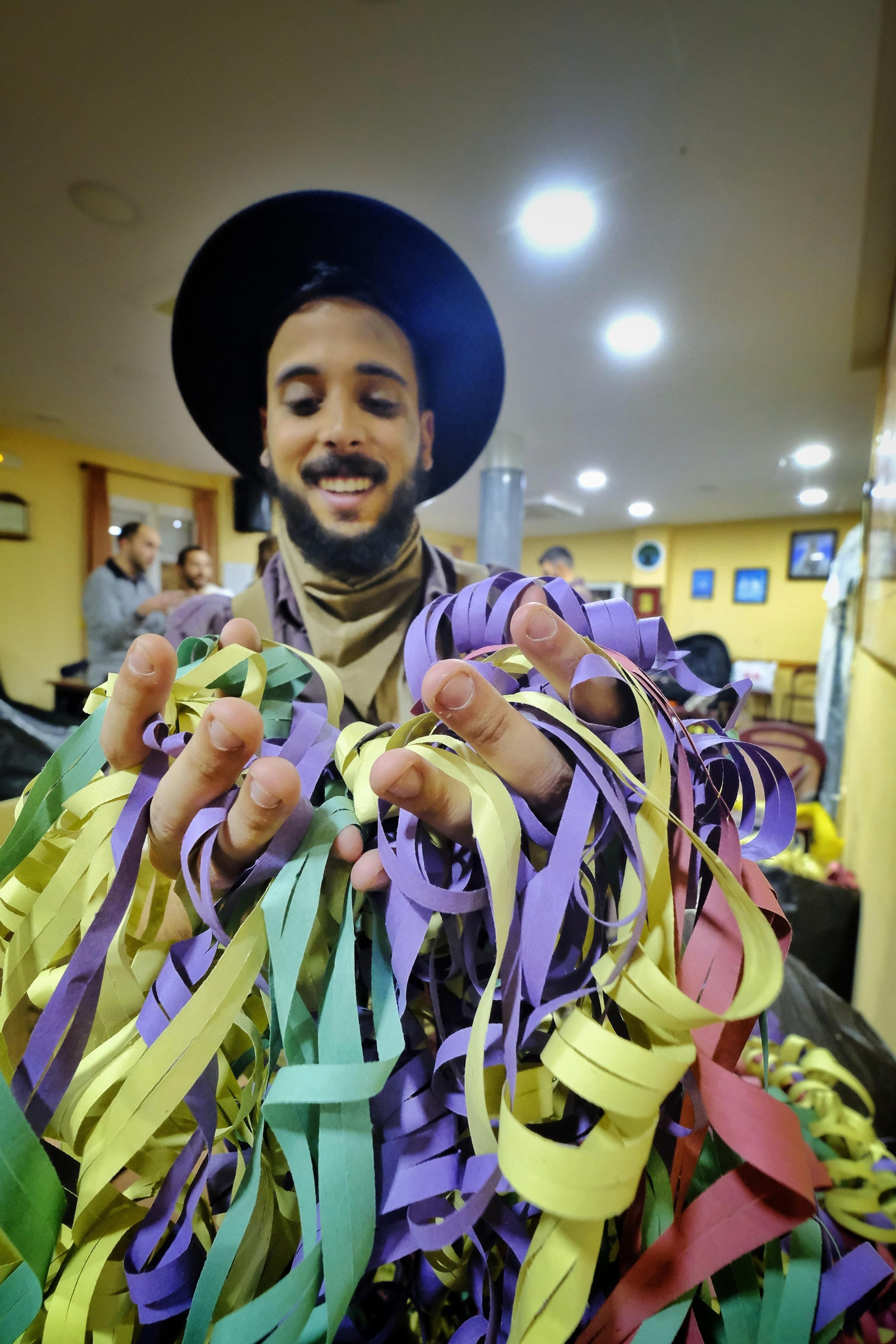Un 'buscador de oro' de la comparsa de Fran Quintana con las serpentinas que usaron durante su actuación en el Teatro falla.