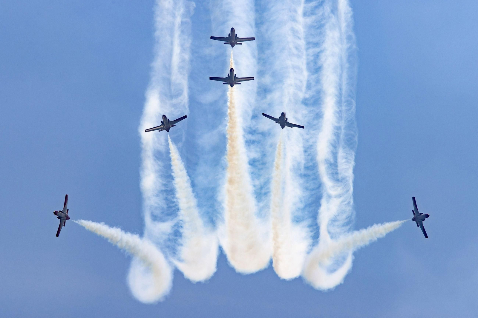 Espectaculares fotos de las acrobacias de la Patrulla Águila: cuatro décadas surcando los cielos