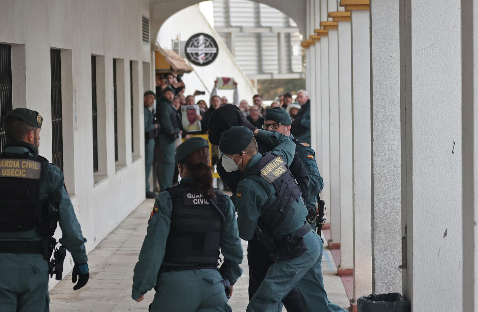 La entrada a los juzgados de San Roque del presunto asesino de Salvi, en imágenes