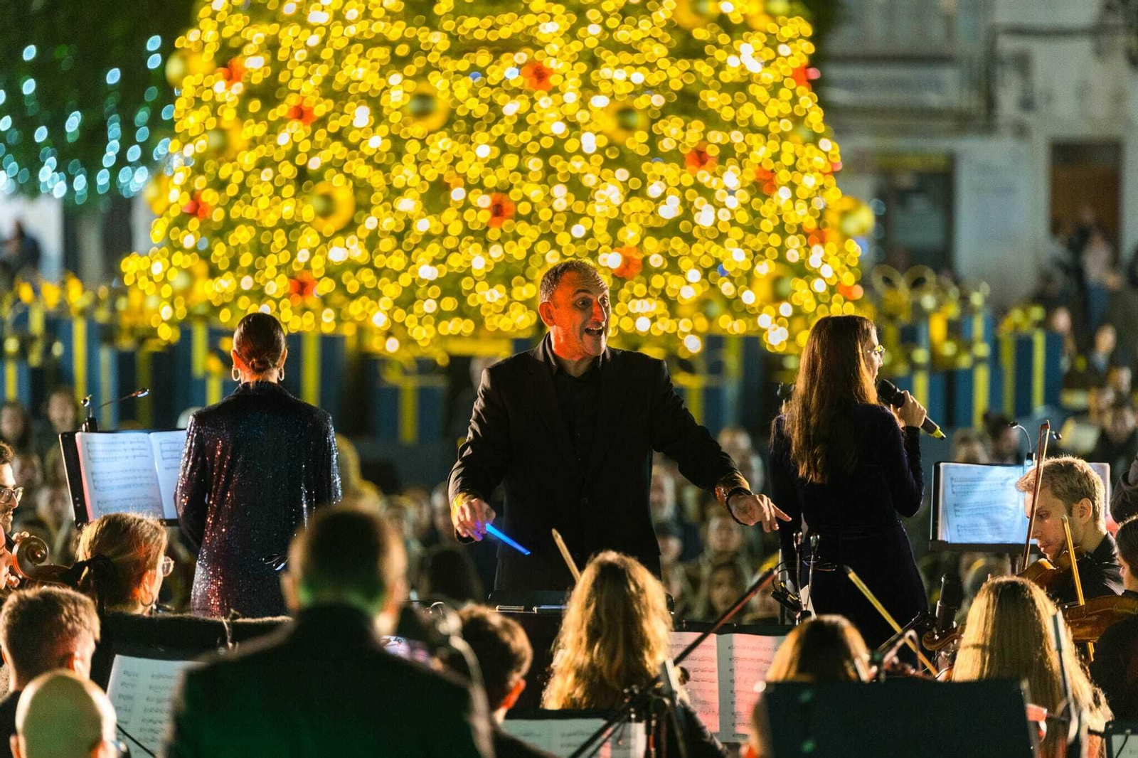 Las imágenes del concierto navideño de The Playbillers en la plaza del Rey de San Fernando