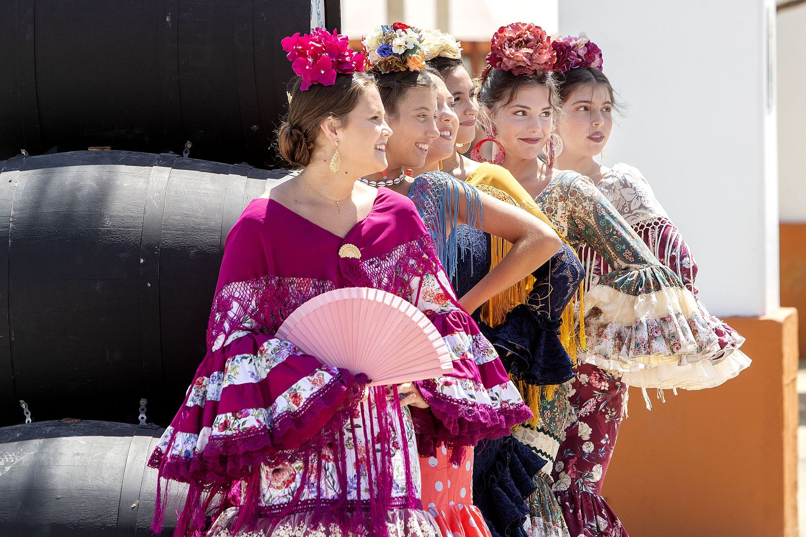 Grupo de chicas reunidas en la portada de la Feria del Carmen de San Fernando