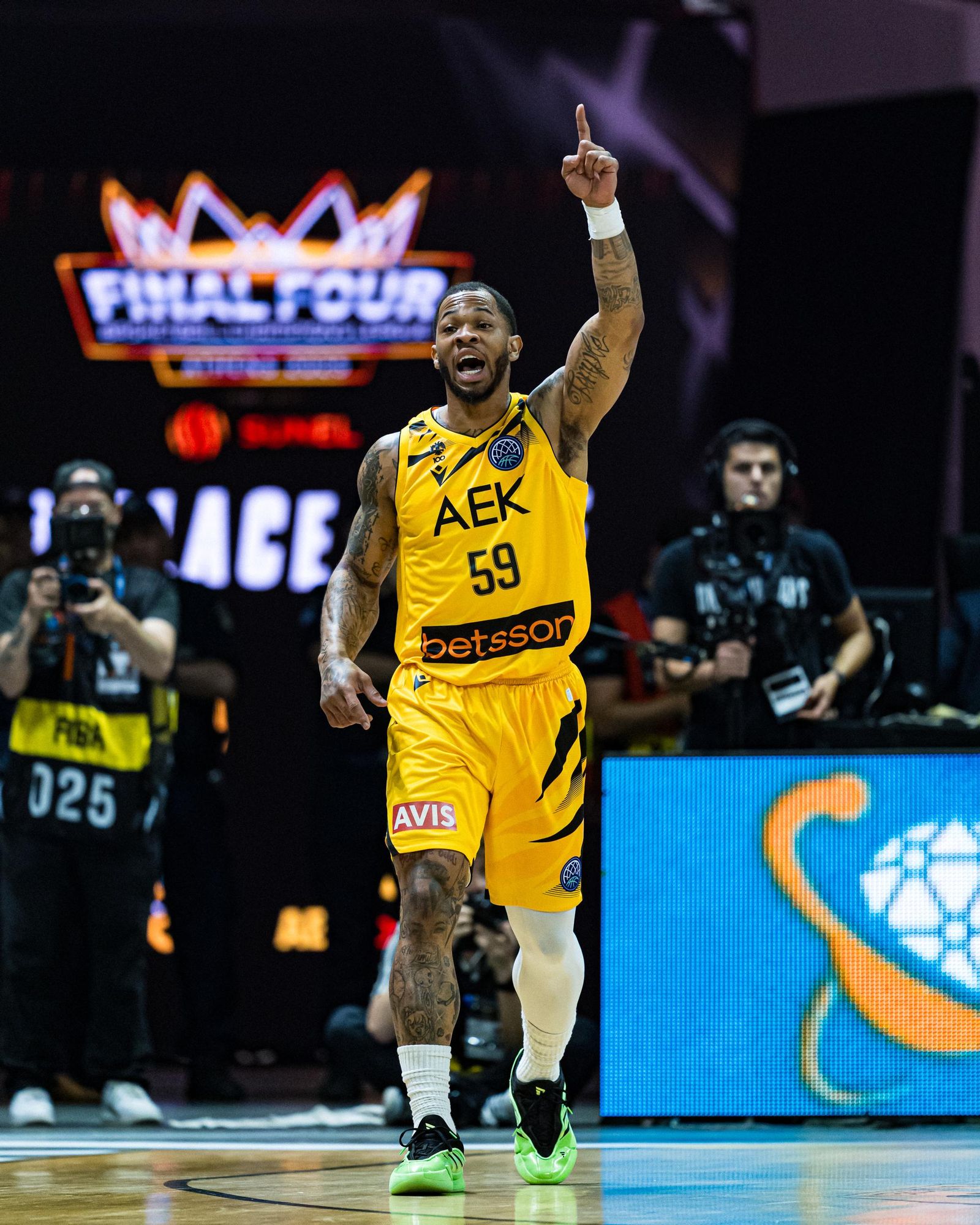 El AEK remonta y le quita al Tenerife el tercer puesto (77-73)