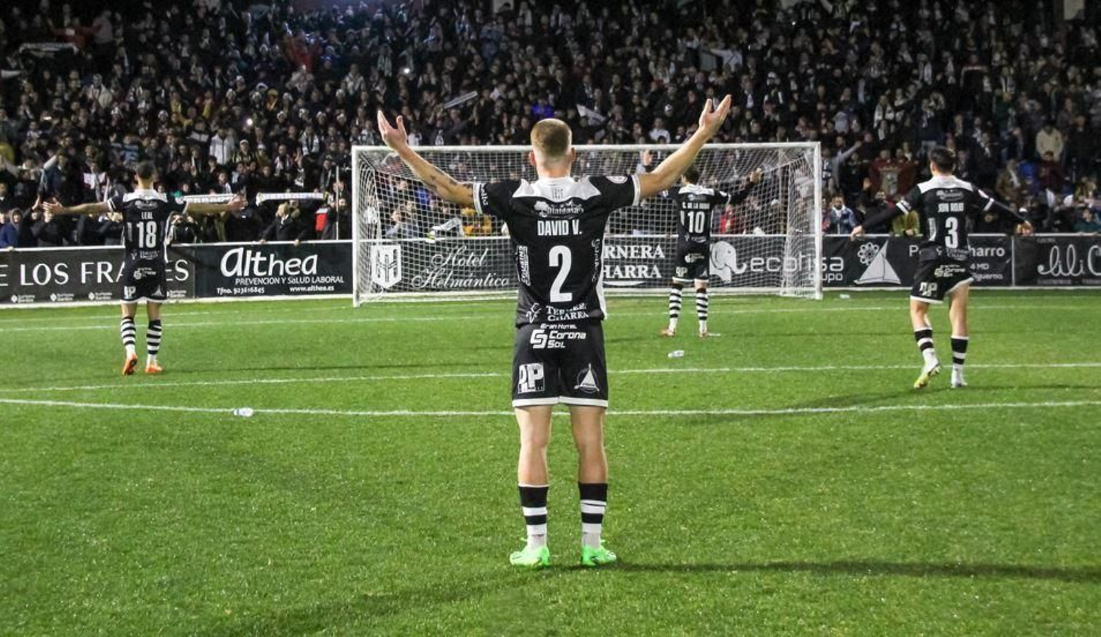 Jugadores de Unionistas celebran con su hinchada el triunfo sobre el Pontevedra