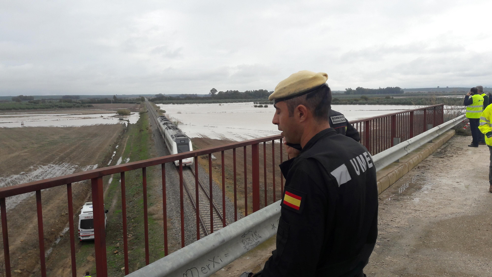 Un militar de la UME observa el lugar del descarrilamiento