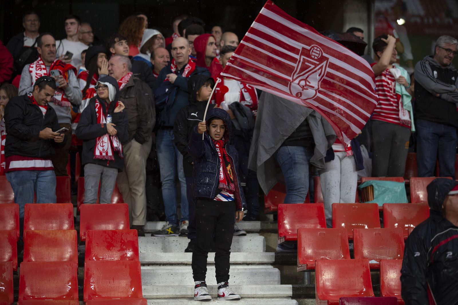 Encuéntrate en la grada en el Granada-Leganés