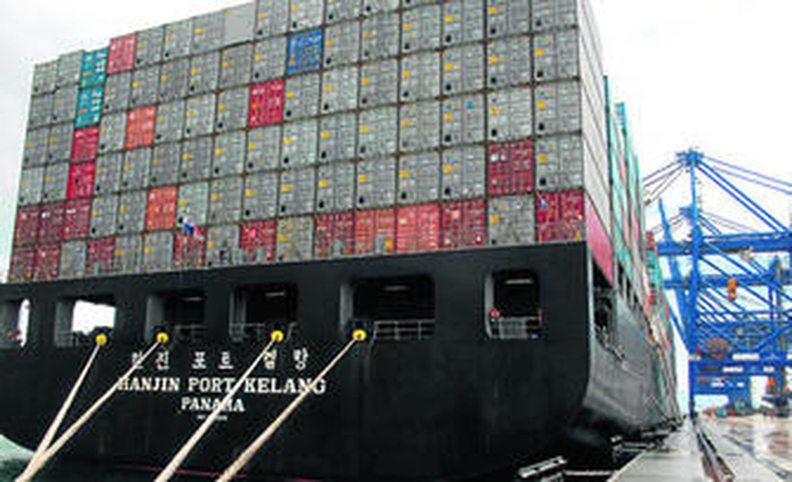Un barco de Hanjin Shipping trae contenedores de import/export a Total Terminal International Algeciras, en una imagen de archivo.
