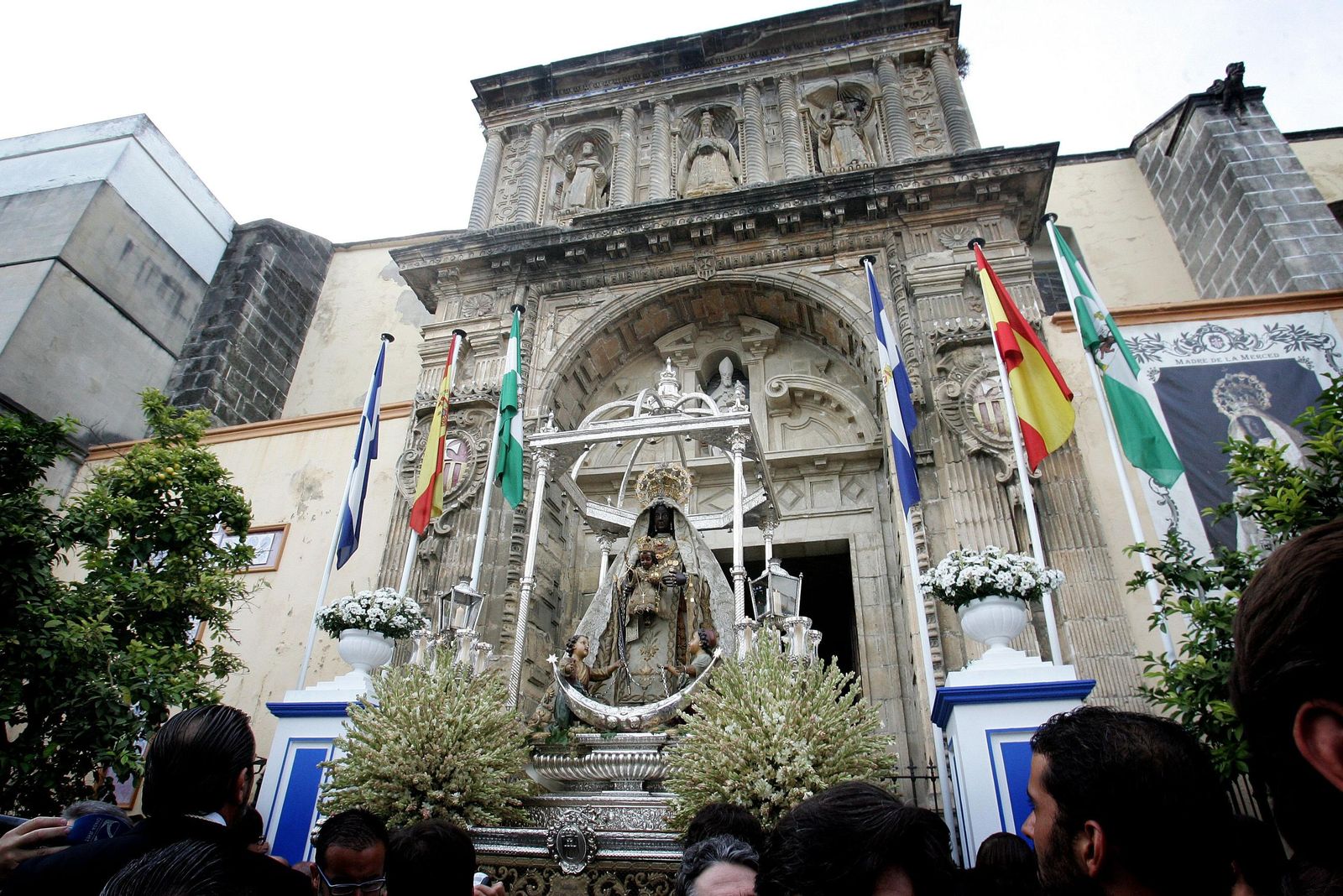 Imagen de la procesión de la Virgen de la Merced saliendo desde la iglesia