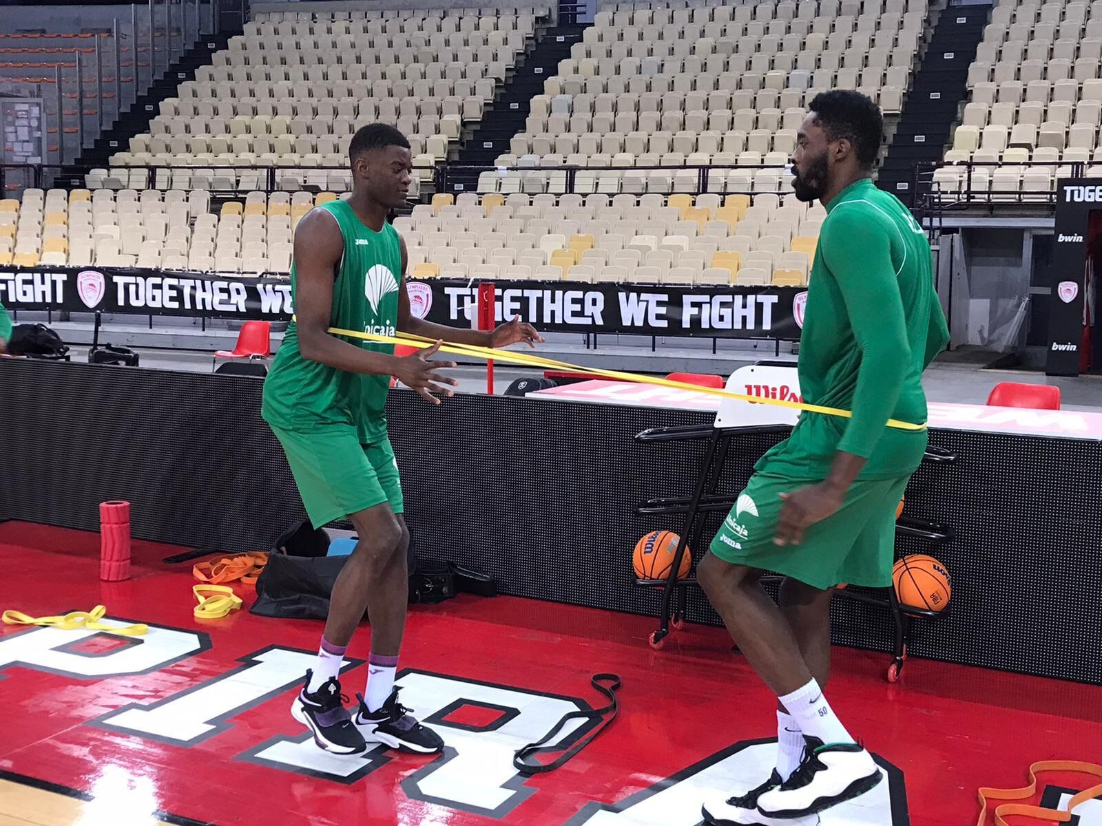 Yannick Nzosa y Micheal Eric, en El Pireo.