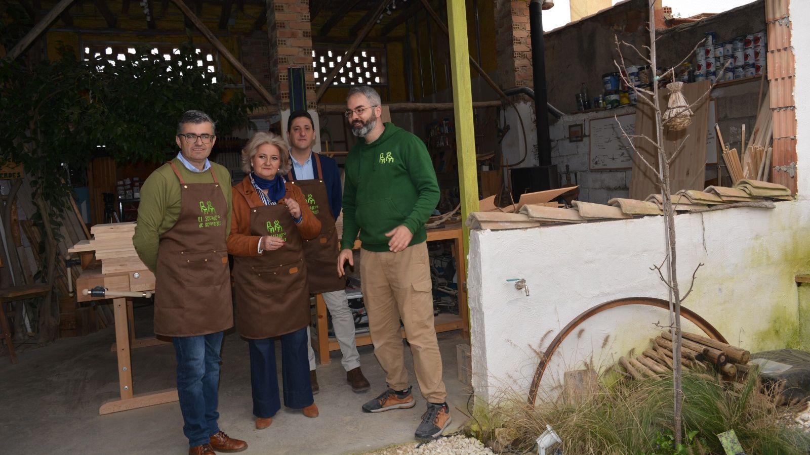 El delegado Javier Martín, y la alcaldesa María del Carmen Ros han visitado el taller ‘El Secadero de Reviverdes’ de Javier Fuentes