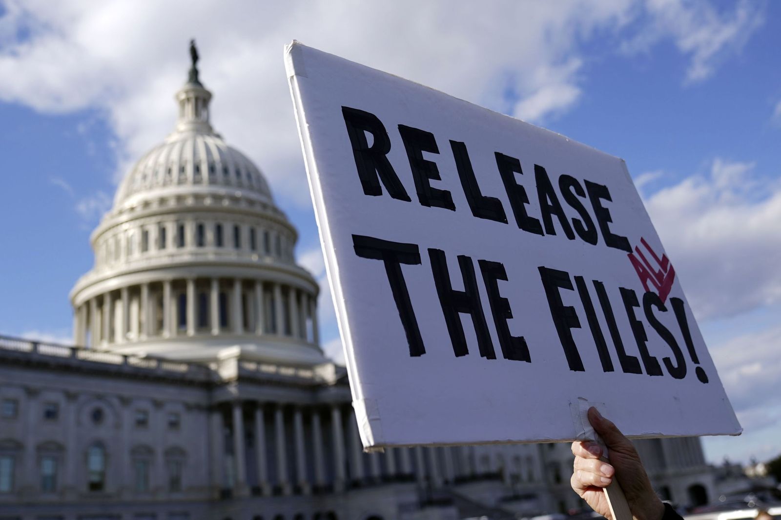 Un manifestante muestra un cartel reclamando la publicación de todos los documentos del caso Epstein ante el Capitolio.