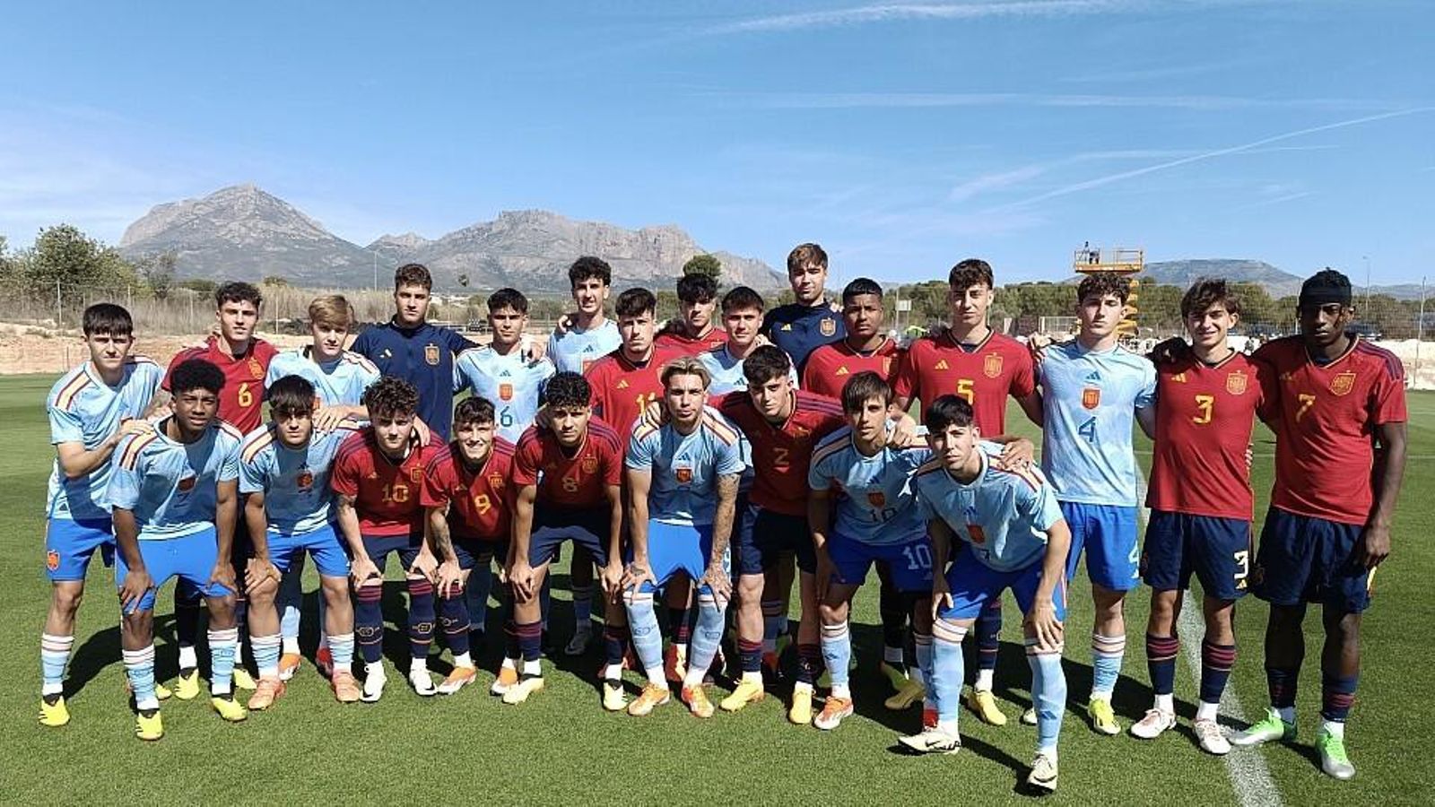 Marcos Peña posa con el número seis en la concentración del equipo nacional.