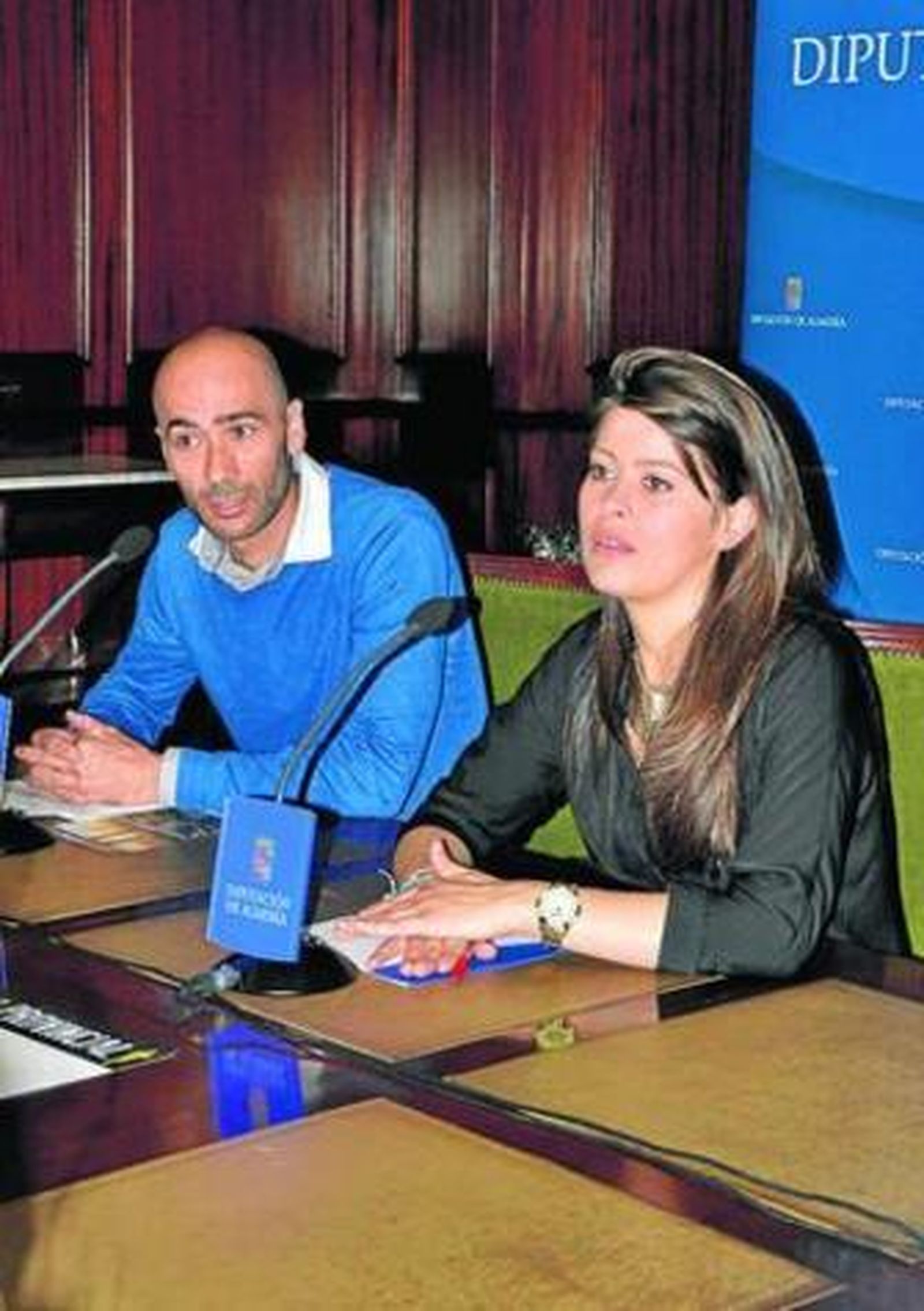 Roberto Izquierdo con Ángeles Martínez, diputada de deportes.