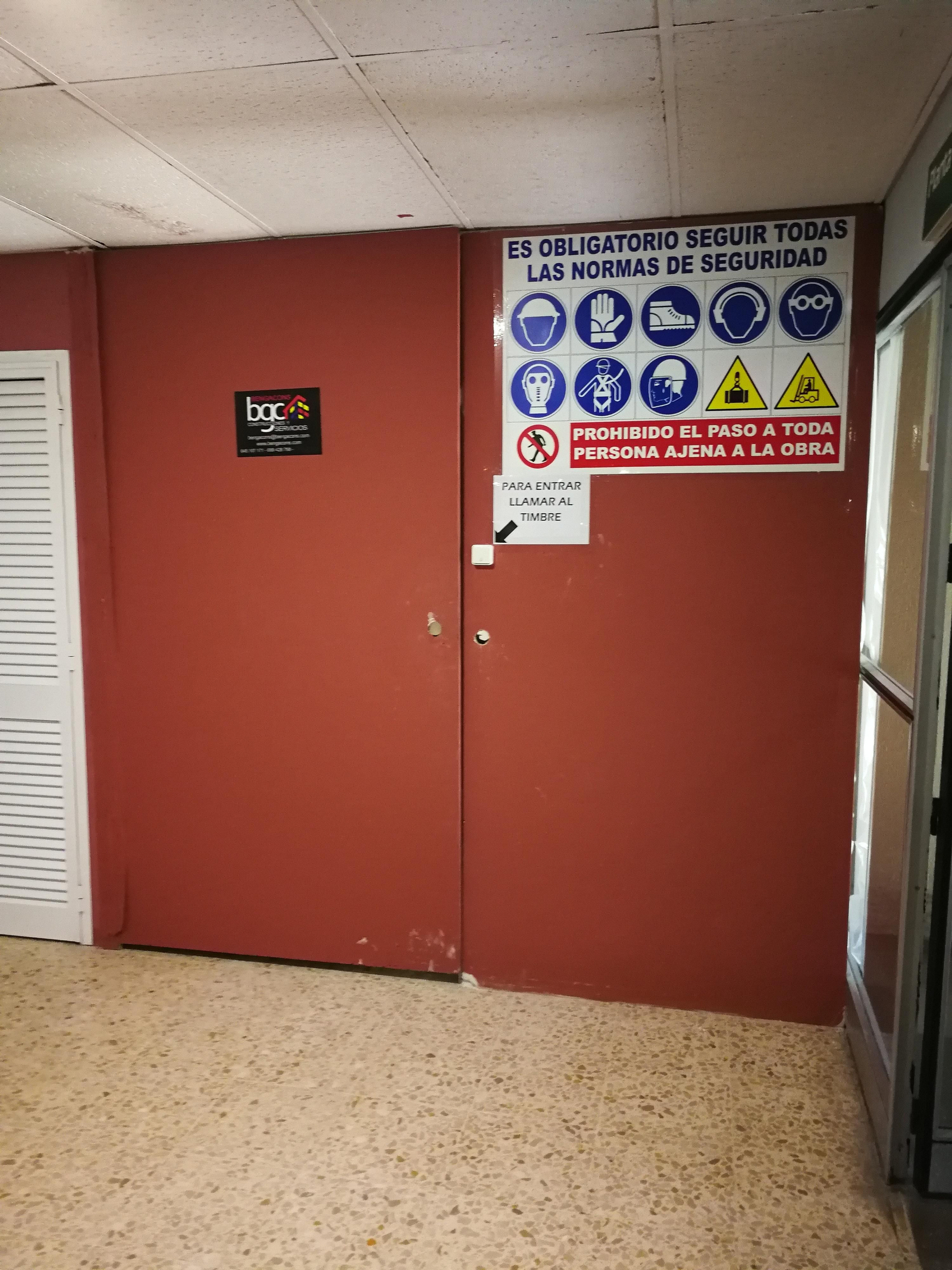 Entrada al control de Oncología, donde se están realizando obras.