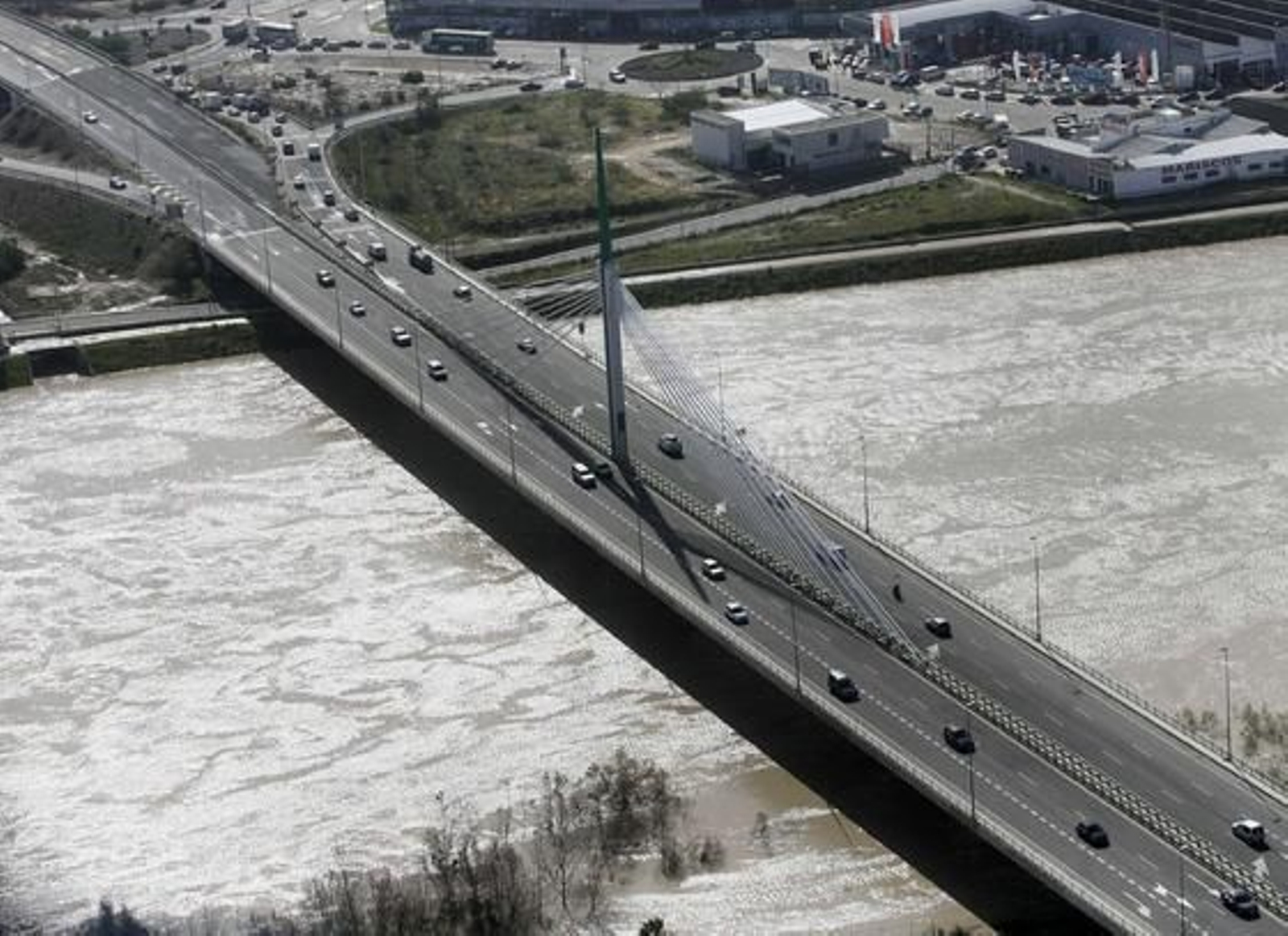 Vista aérea del cauce del río Guadalquivir desbordado a su paso por la zona del aeropuerto, la urbanización Altea y Córdoba. / José Martínez