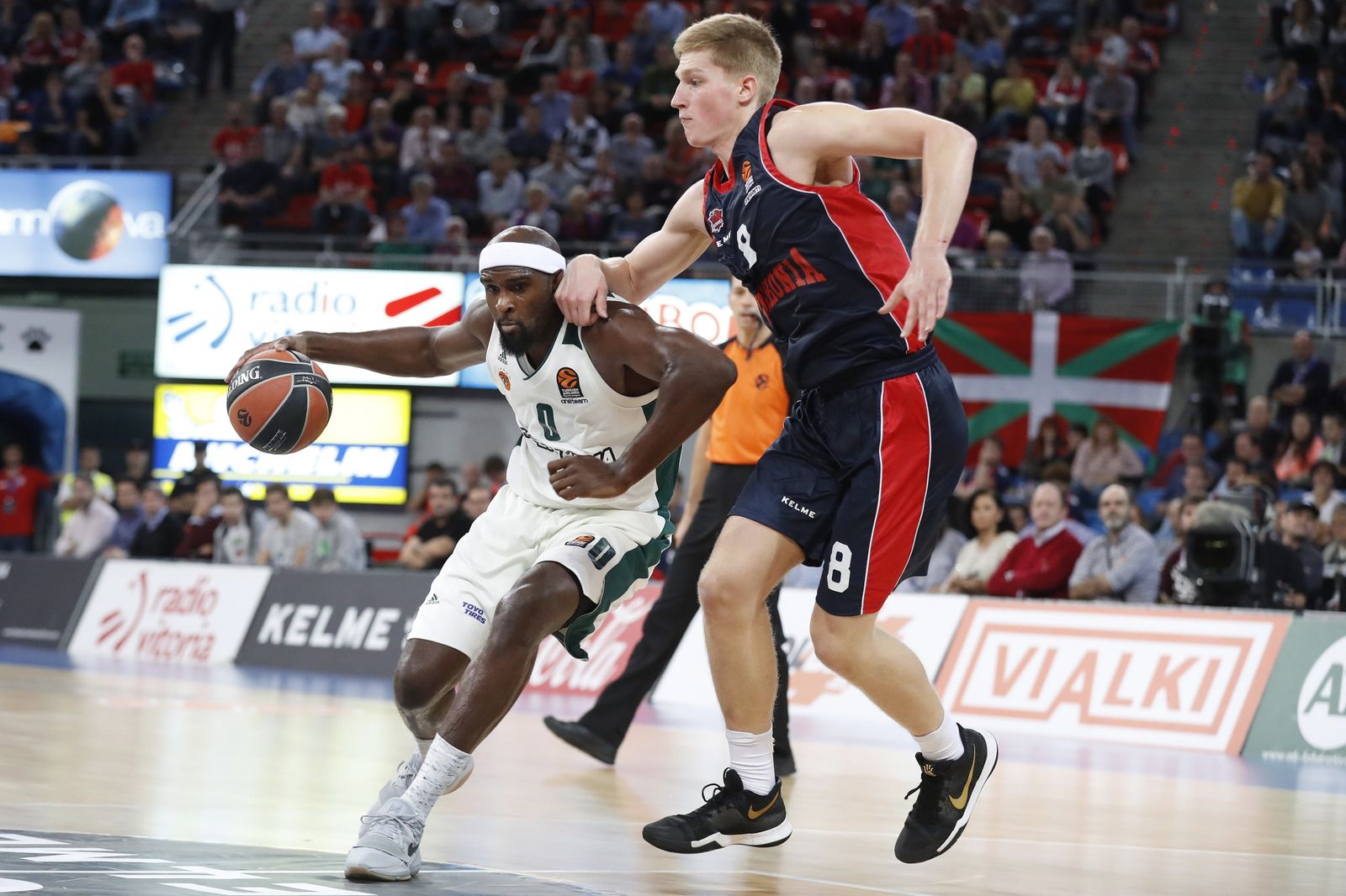 El pívot estadounidense Singleton avanza con el balón ante el letón Malmanis.