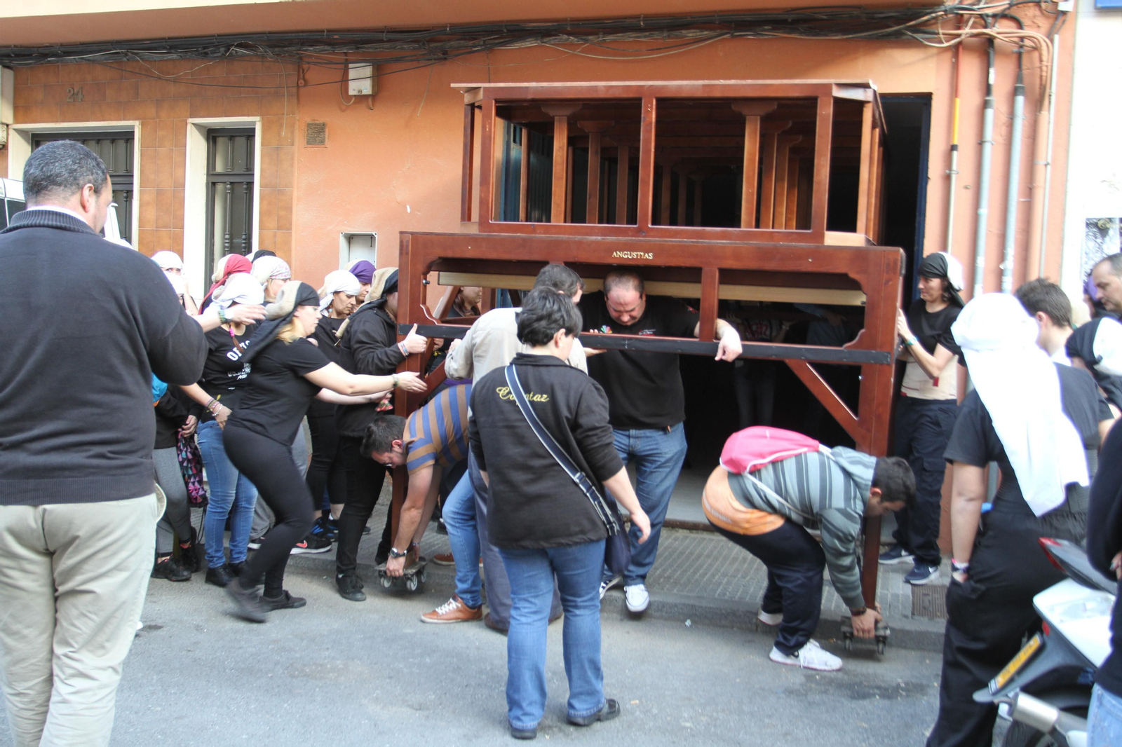 El ensayo de la cuadrilla de mujeres de la Hermandad del Santo Entierro, en imágenes