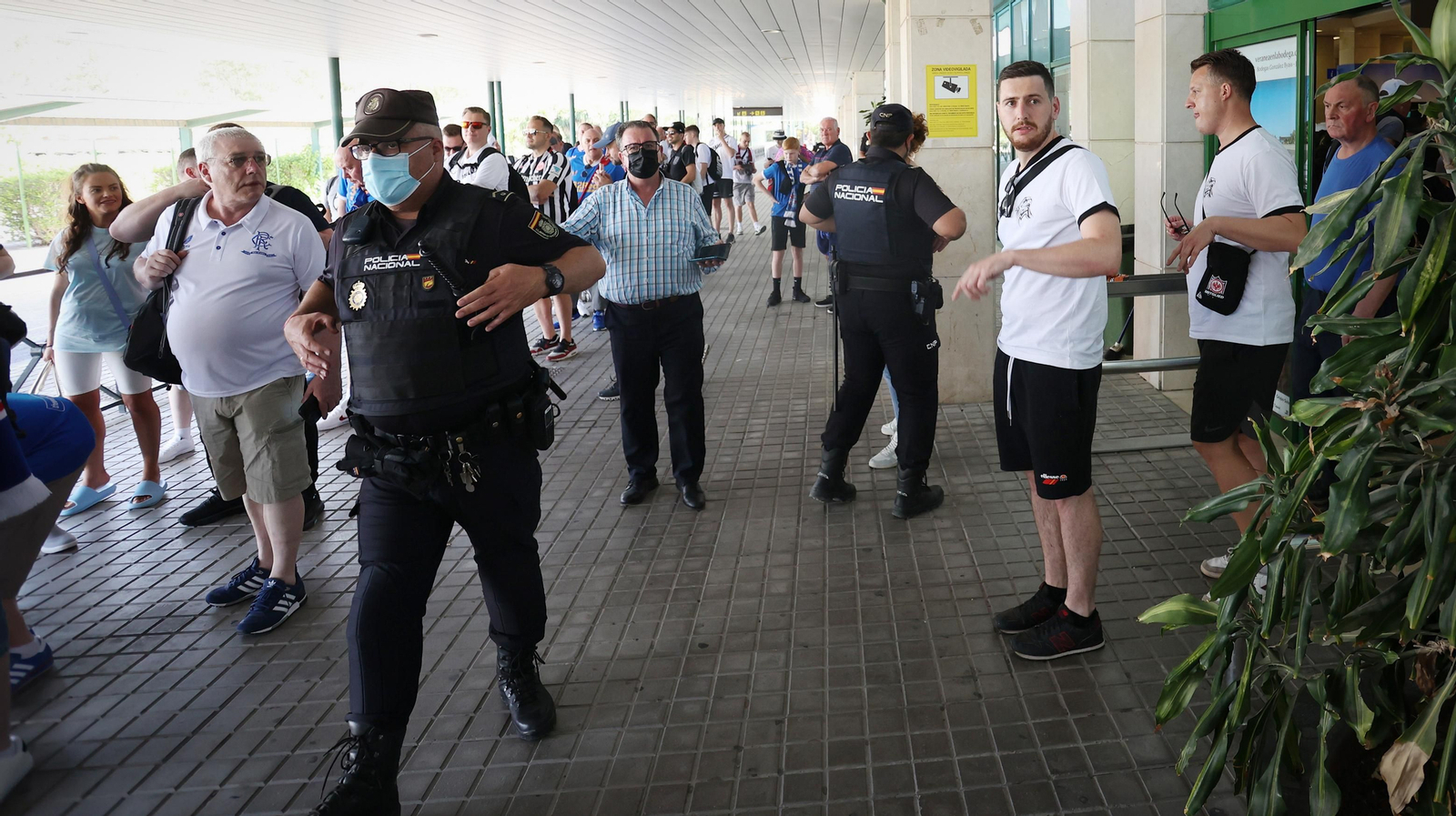 El Aeropuerto de Jerez recibe a hinchas de Glasgow Rangers y Eintracht Frankfurt