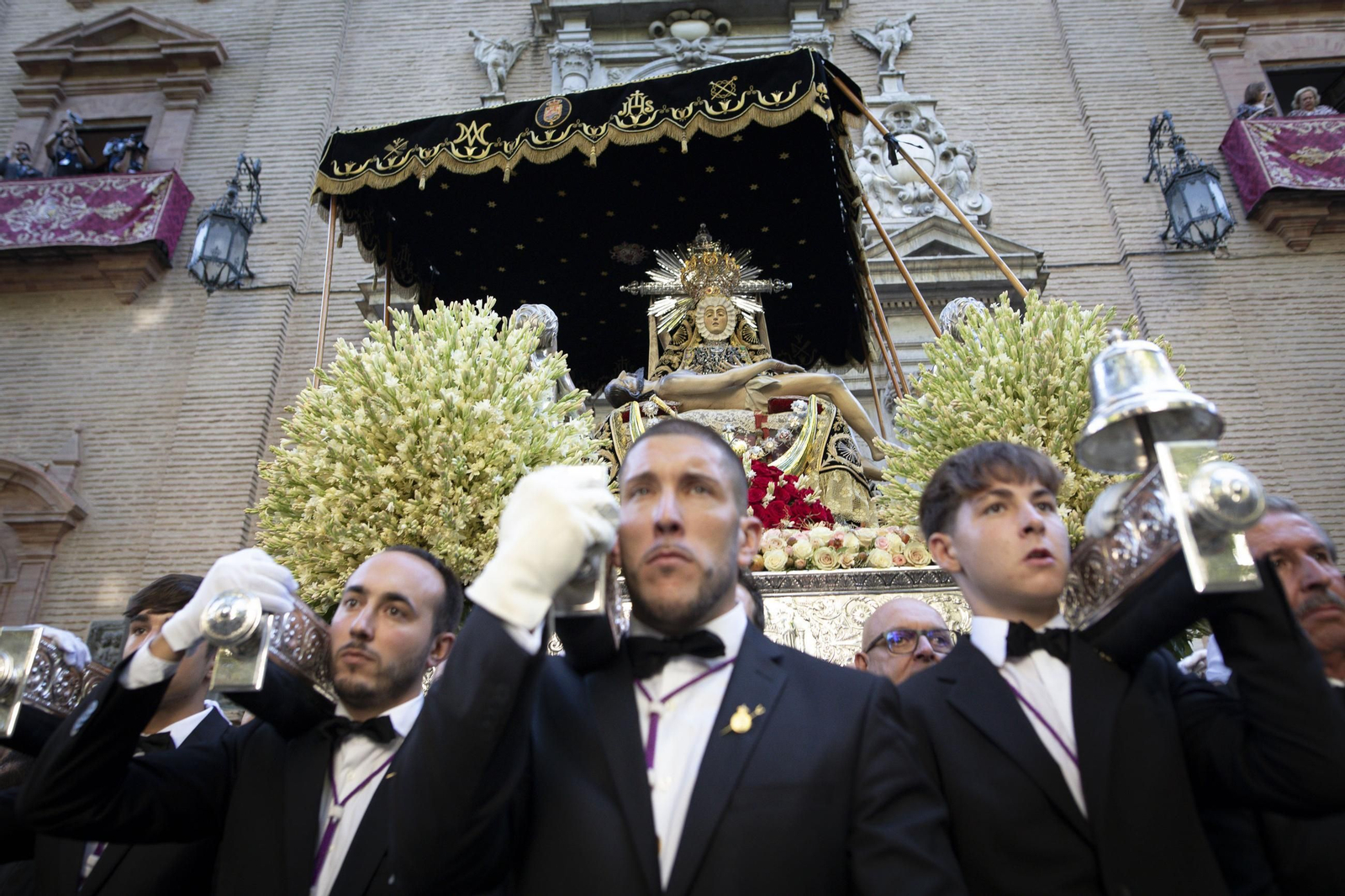 La procesión de la Virgen de las Angustias por Granada, en imágenes