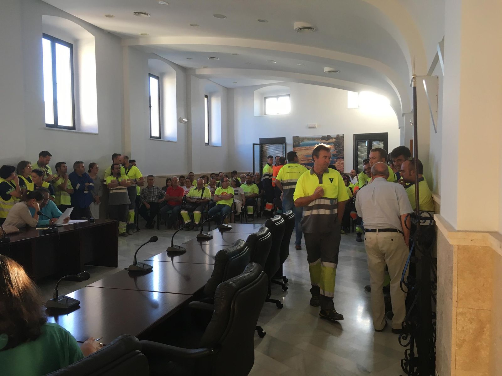 Los trabajadores, en el salón de plenos del Ayuntamiento de Niebla, ayer.