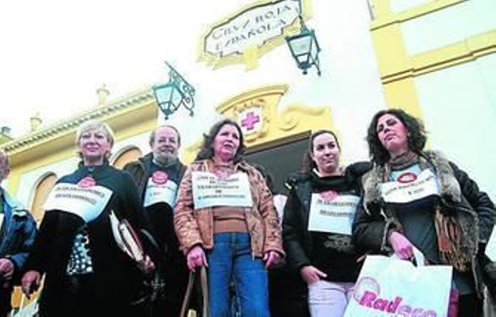 Trabajadores concentrados ante la puerta de Cruz Roja.
