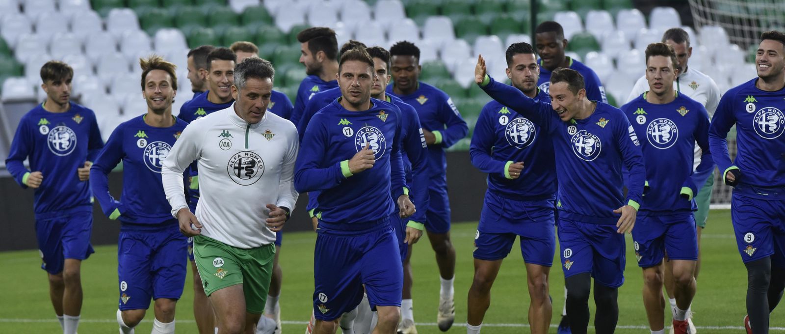 Joaquín y Marcos Álvarez encabezan el grupo, con Guardado saludando a la grada.