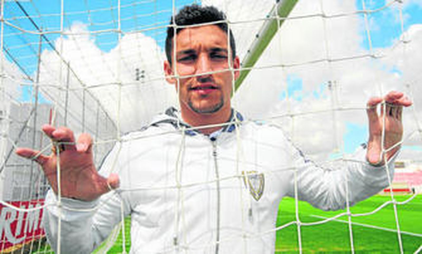 Jesús Navas posa tras las redes de una portería después del entrenamiento de ayer.